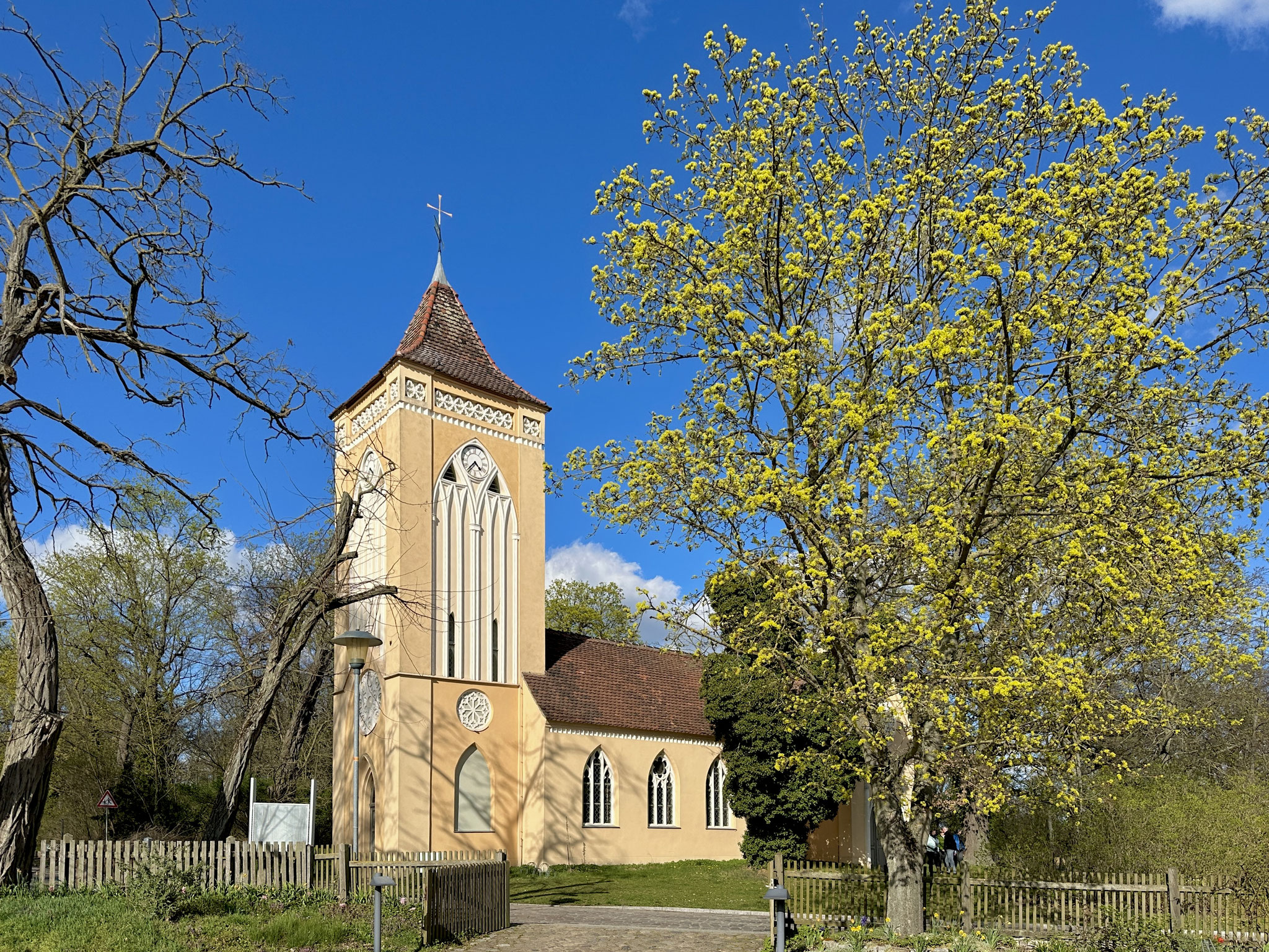 Die Dorfkirche Paretz von der Seite