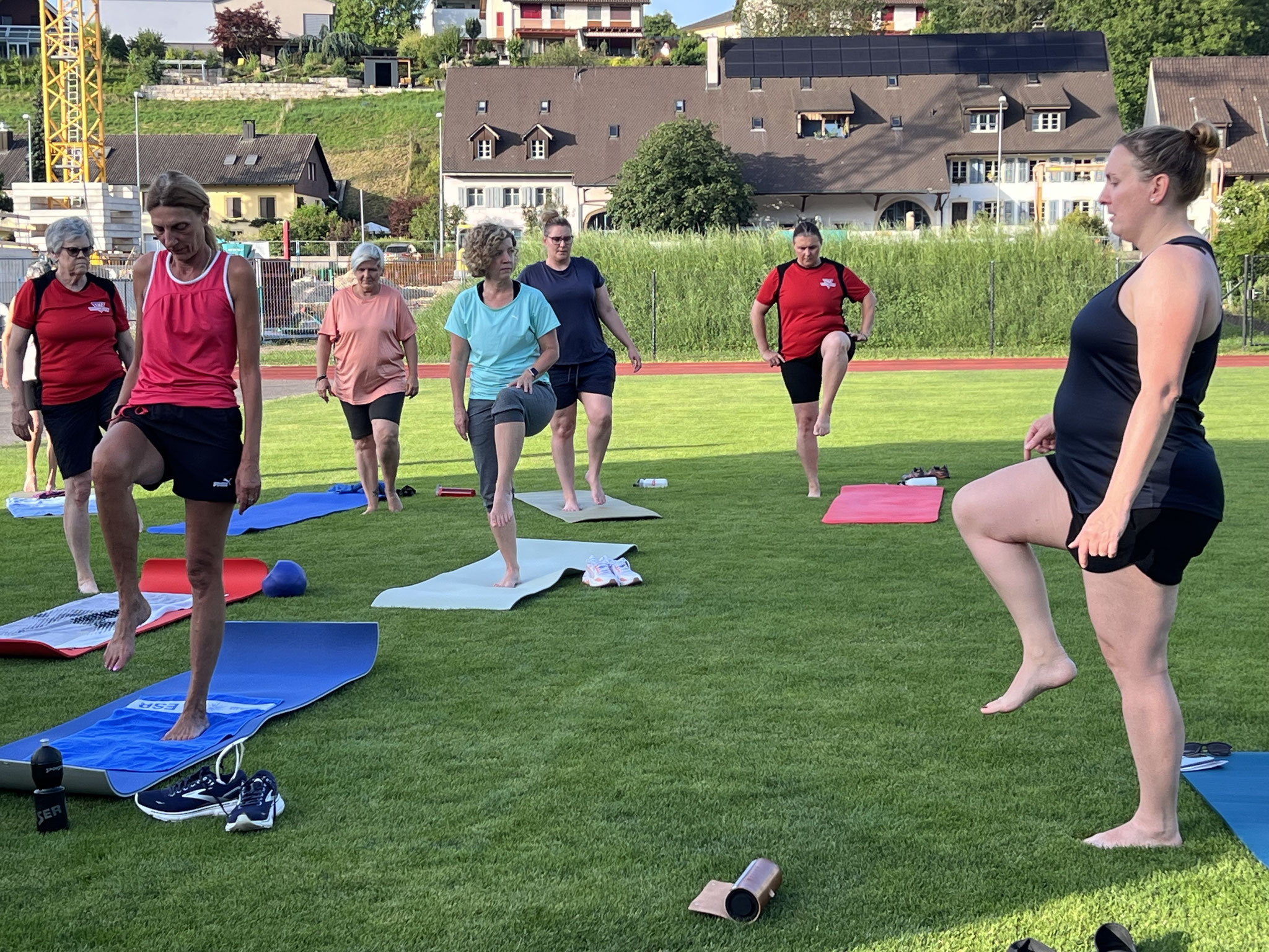 Corinne erklärt Pilatesübungen