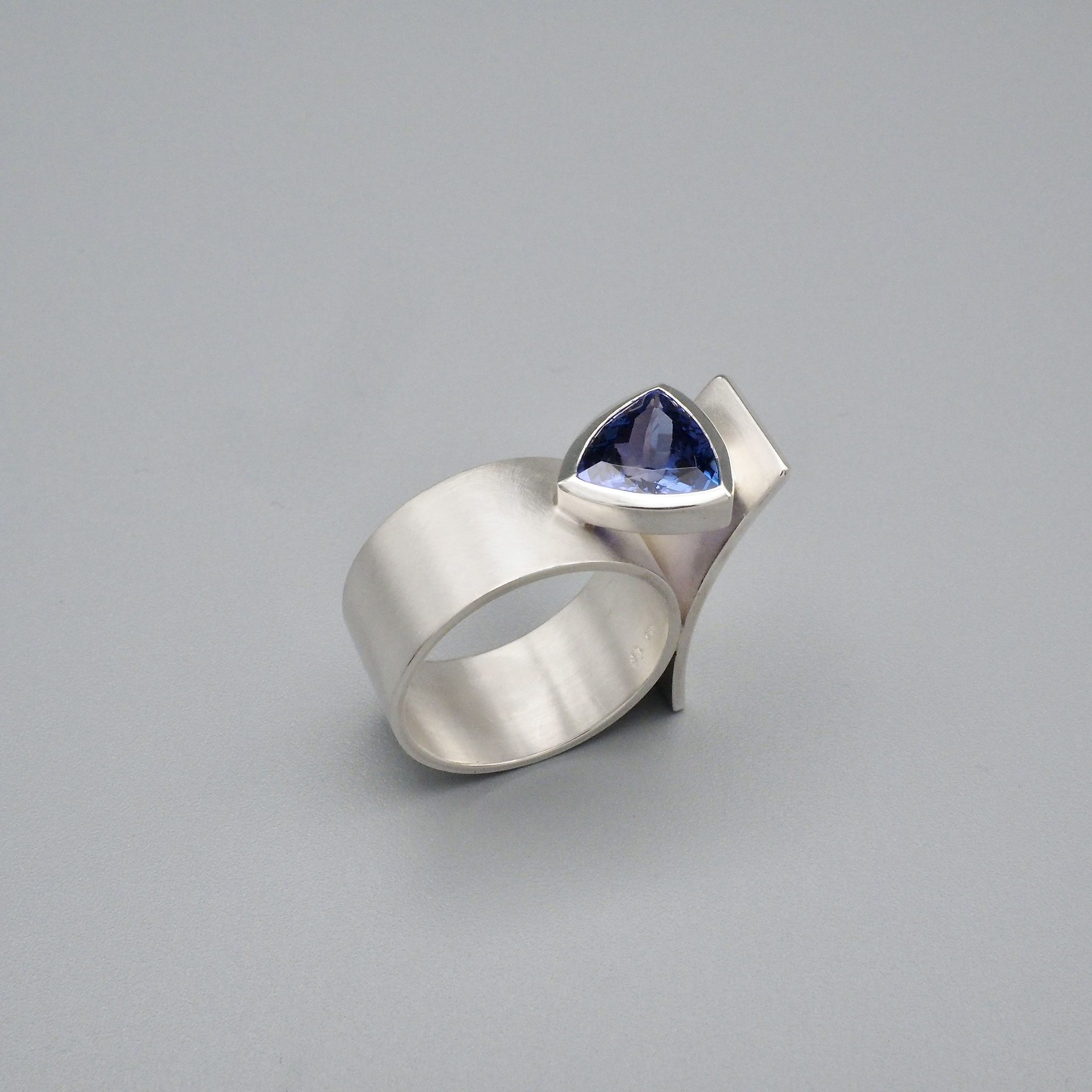 Ring mit blauem Stein