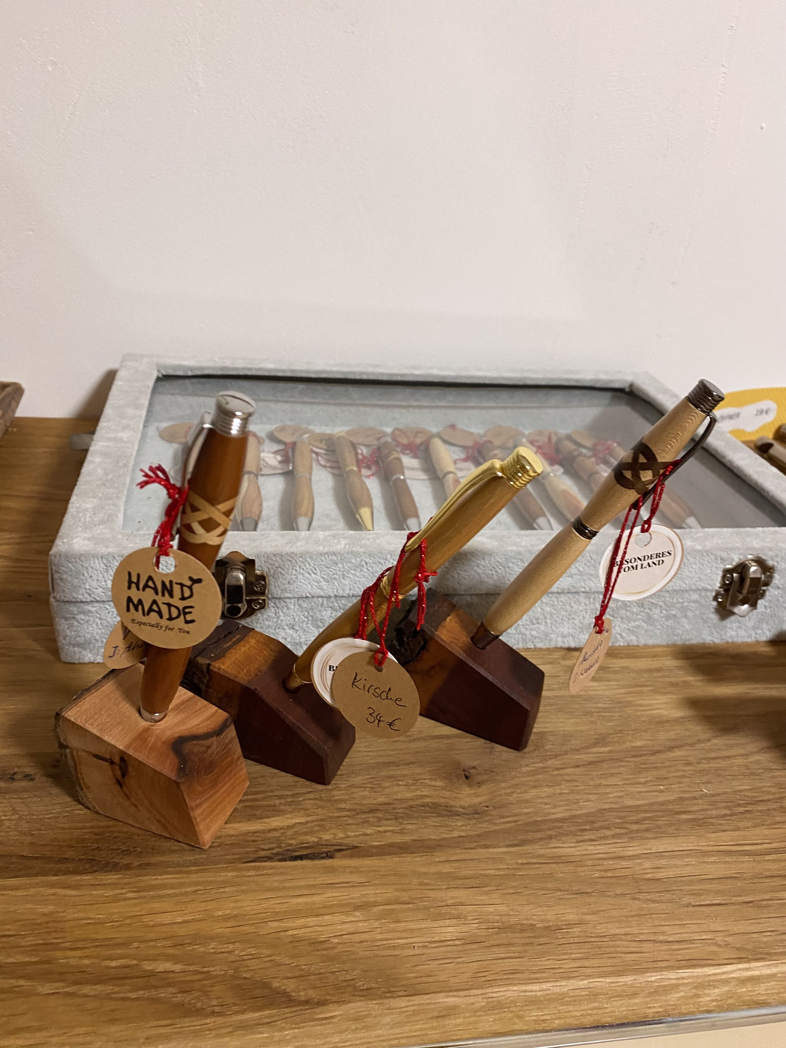 Kugelschreiber aus Holz stehen auf einem Ladentisch.