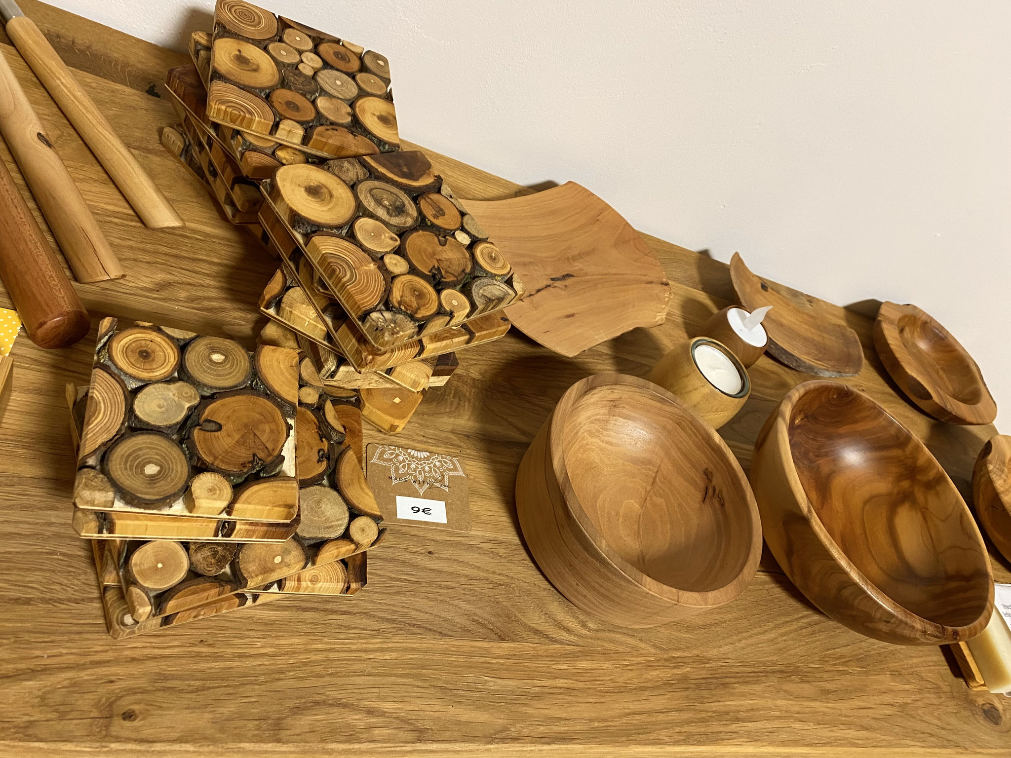 Holzdekoration liegt auf einem Ladentisch
