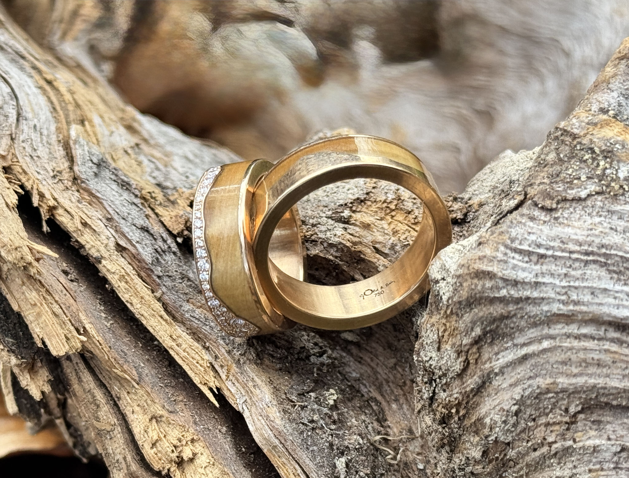 Gelbgold mit Schwemmholz und Diamanten 