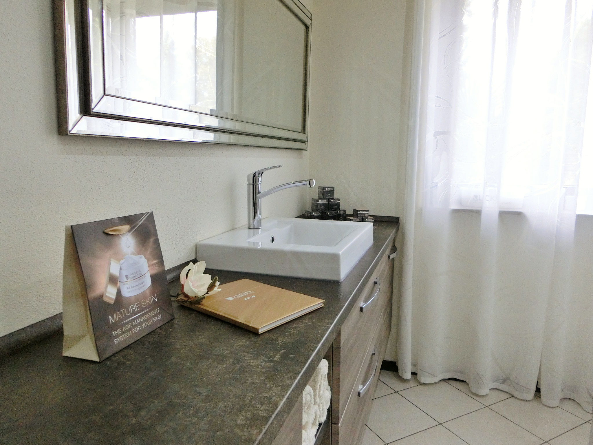 helles Studio in warmen Erdtönen