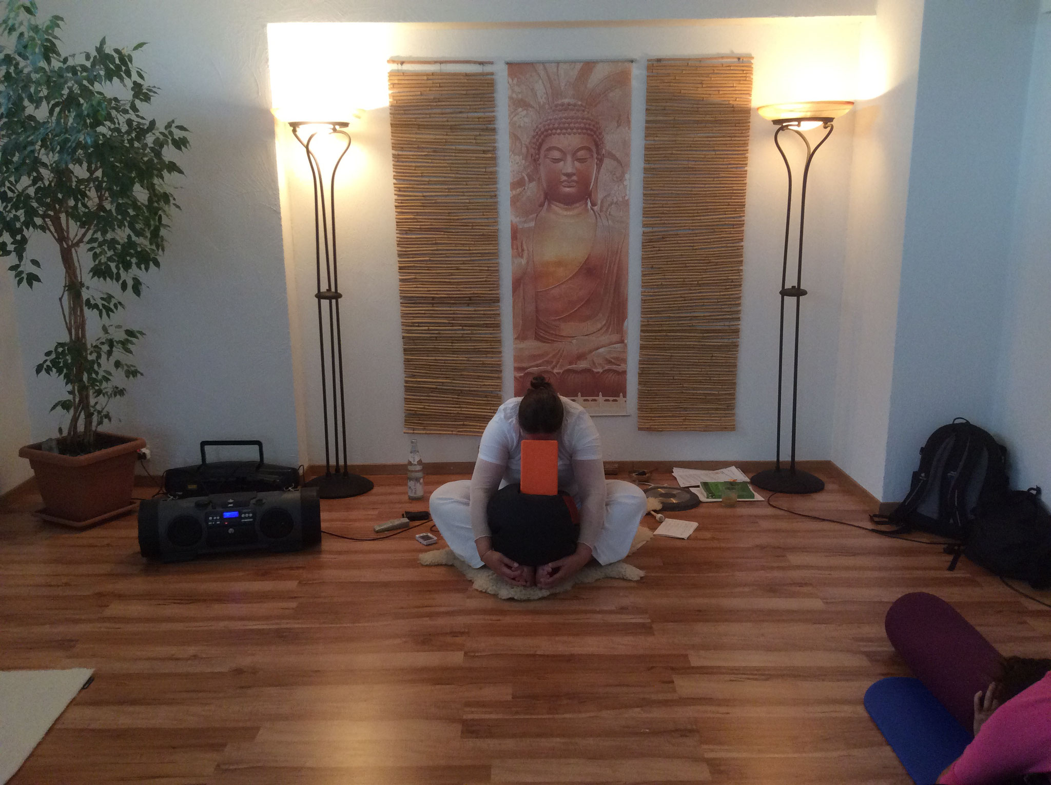 Yin Yoga with props - nice - Yogateacher needs more props than students :)