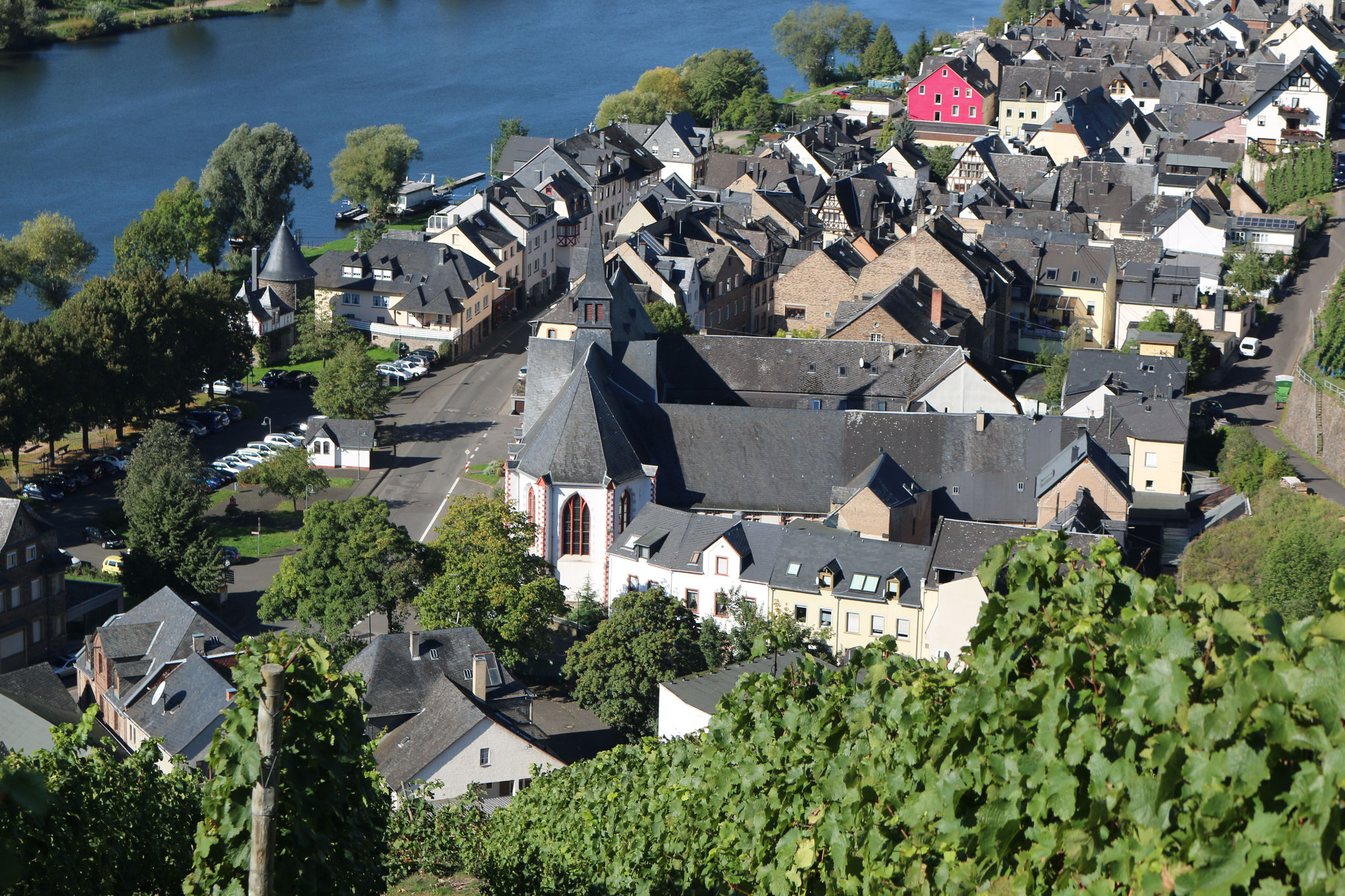 Blick vom Nußberg über Merl mit seiner Klosterkirche St. Michael