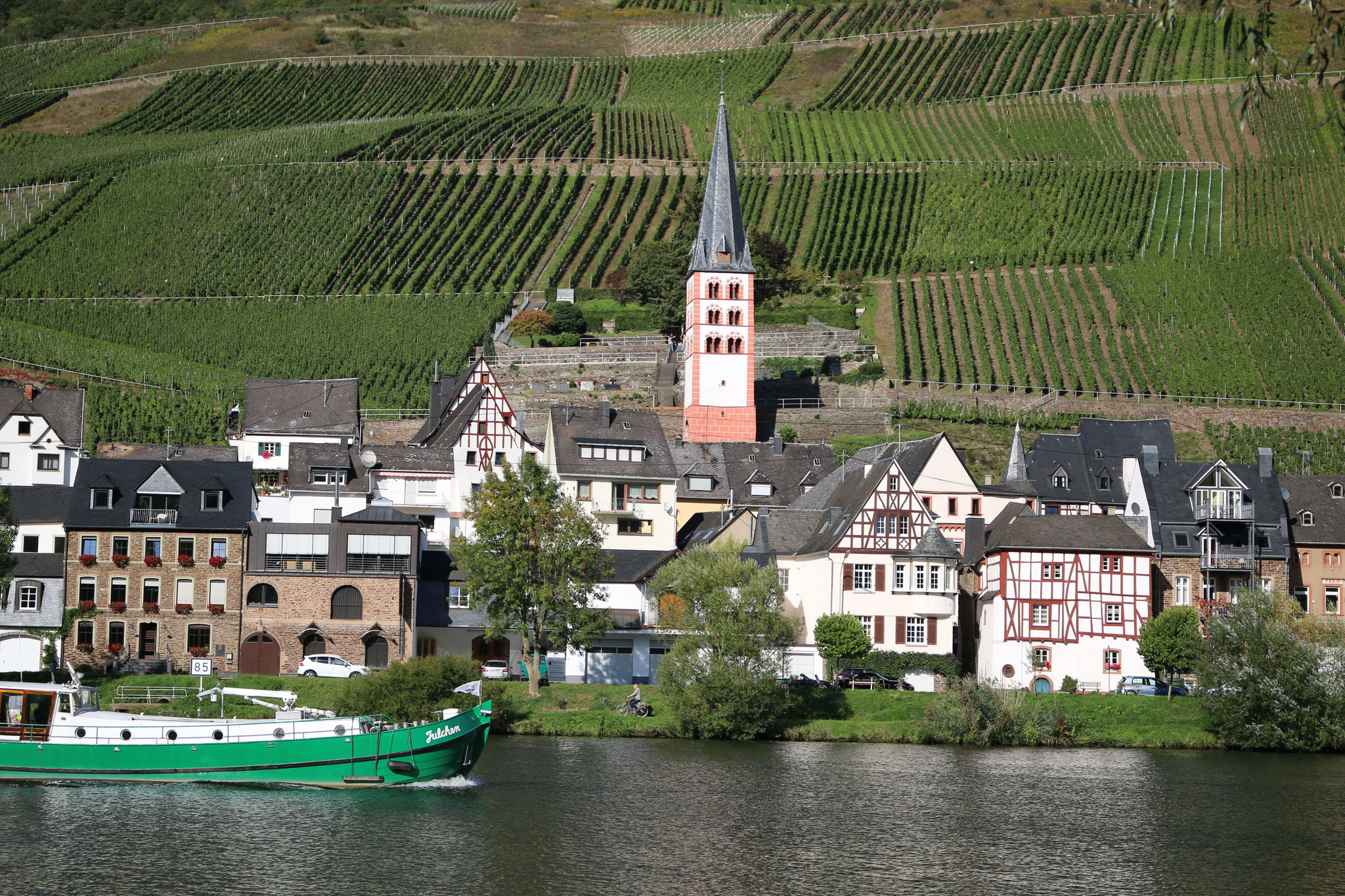 Merl mit altem Kirchturm und Friedhof