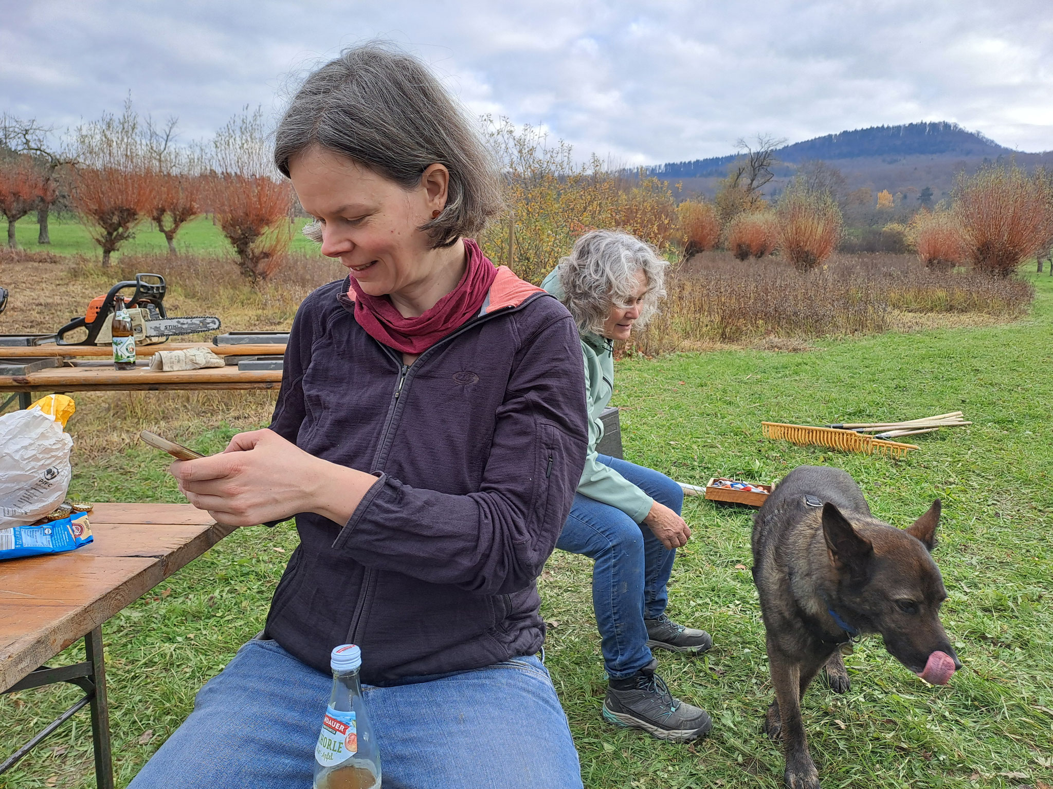 Katrin und Dagmar mit unserem "NABU-Hund"