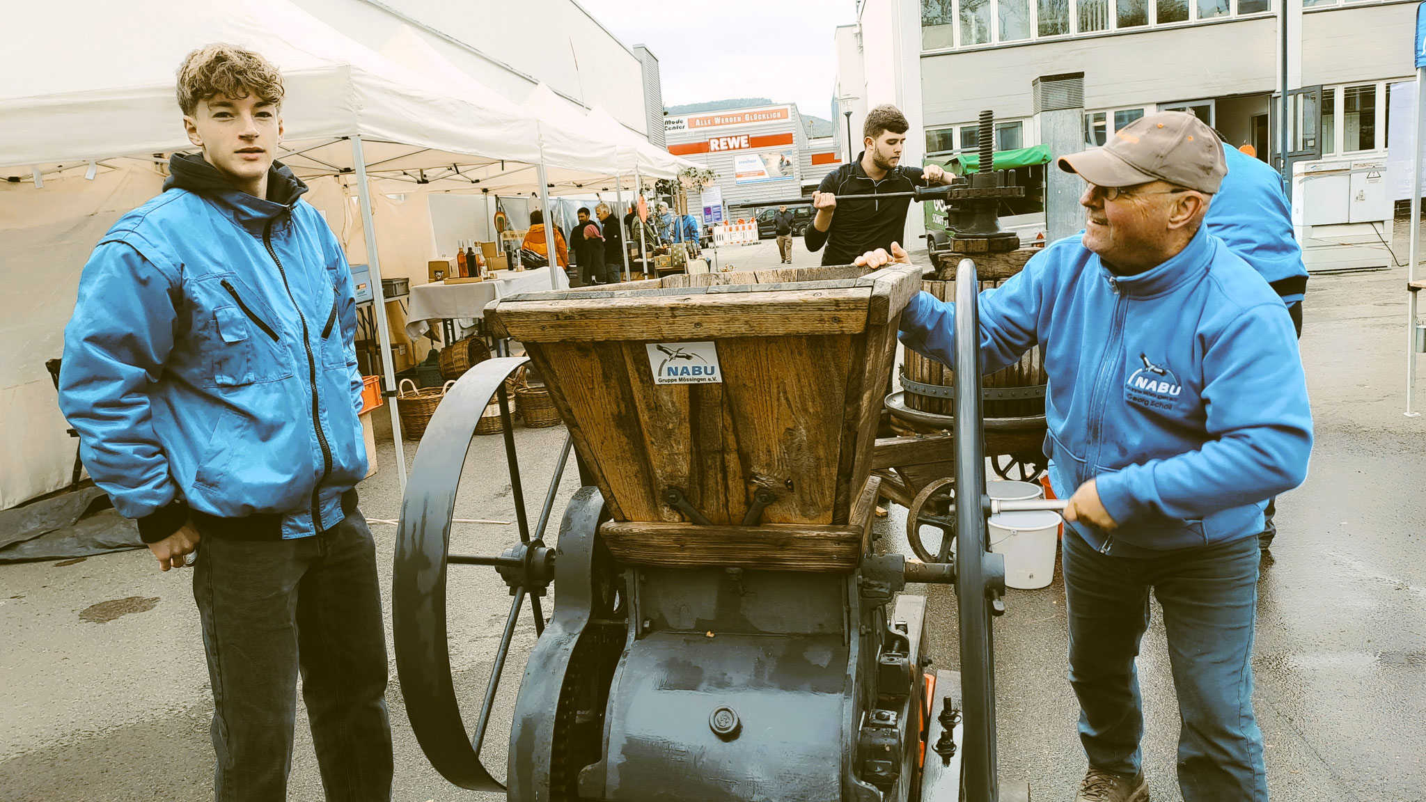 Mattis Kremer und Georg Scholl an der Reibe
