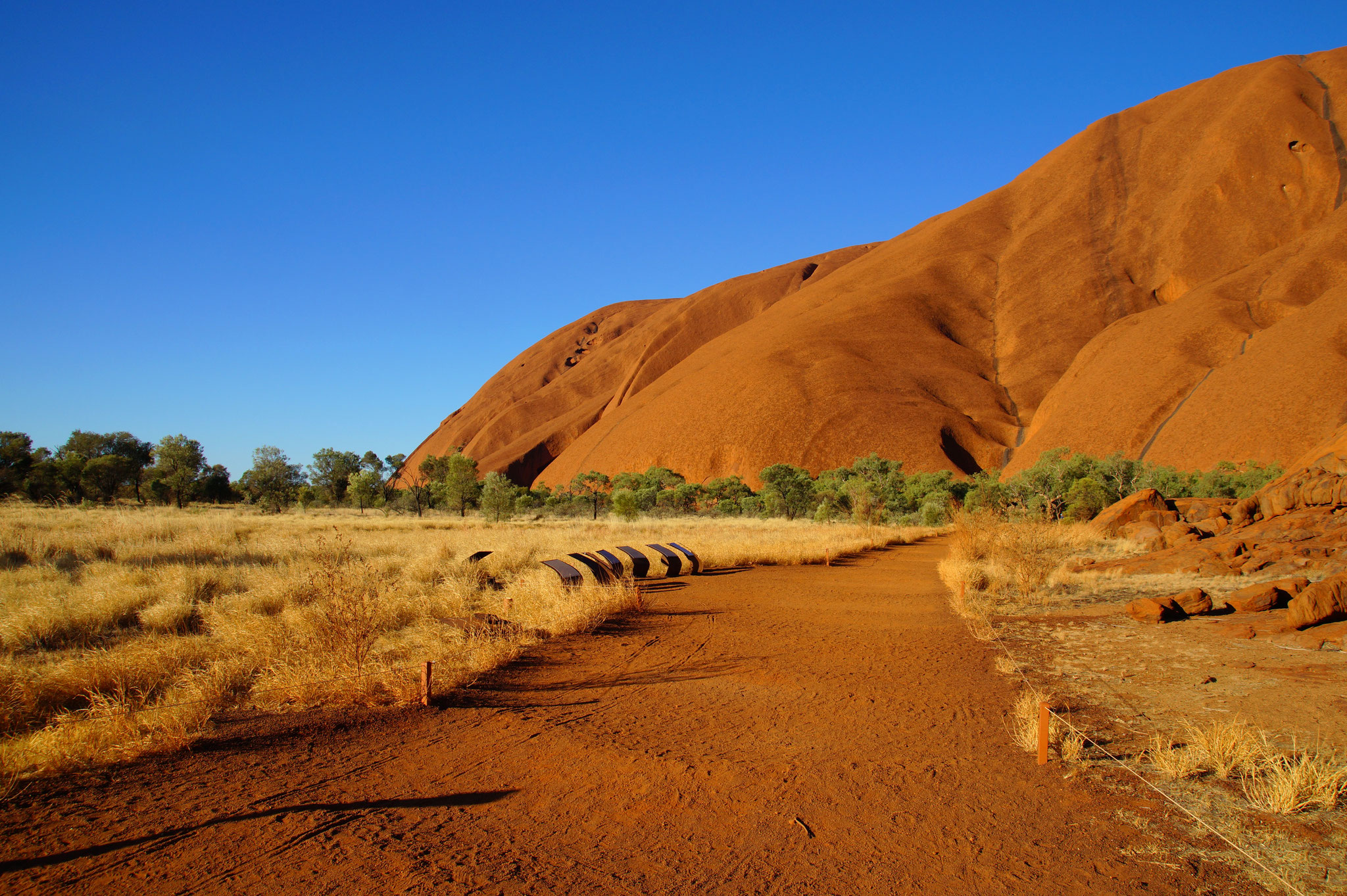 TOP 1 – Uluru und Kata Tjuta ragen eine halbe Autostunde voneinander entfernt aus der Wüste. Auf Wanderwegen erzählen Infotafeln von der Kultur der Aborigines.