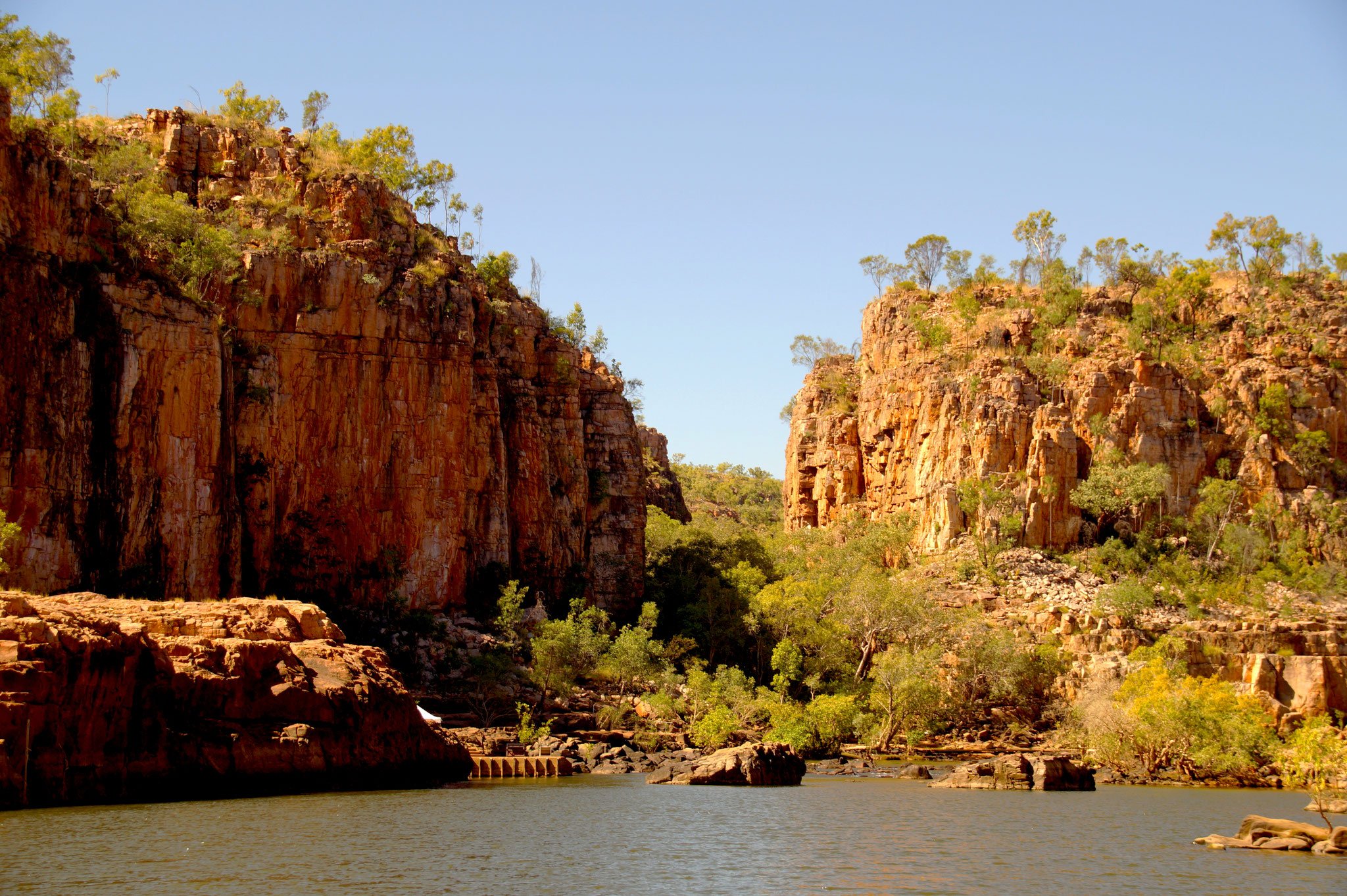 Die Wände der Katherine Gorge erheben sich bis zu 100 Meter.