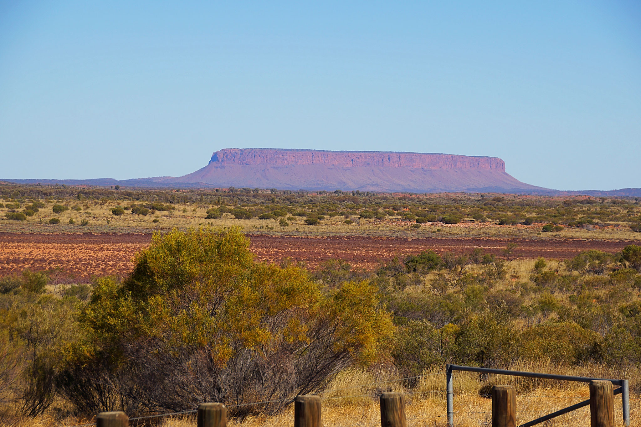 Der Uluru (Ayers Rock): schon aus der Ferne eine Attraktion.