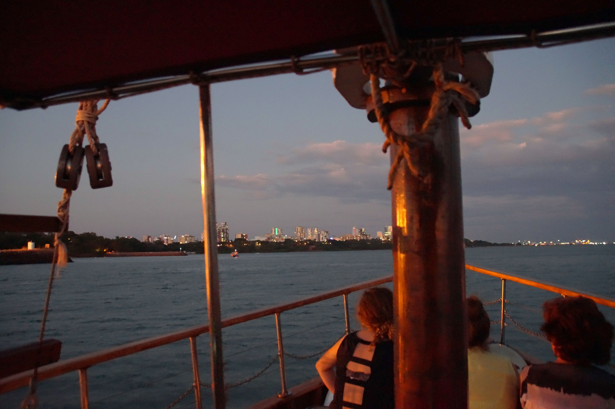 TOP 6 – Streeter Cruise Darwin. Stimmungsvolle Kreuzfahrt in den Sonnenuntergang mit kühlen Getränken und gastfreundlichem Kapitän. Postkartenansichten von Darwins Seeseite.