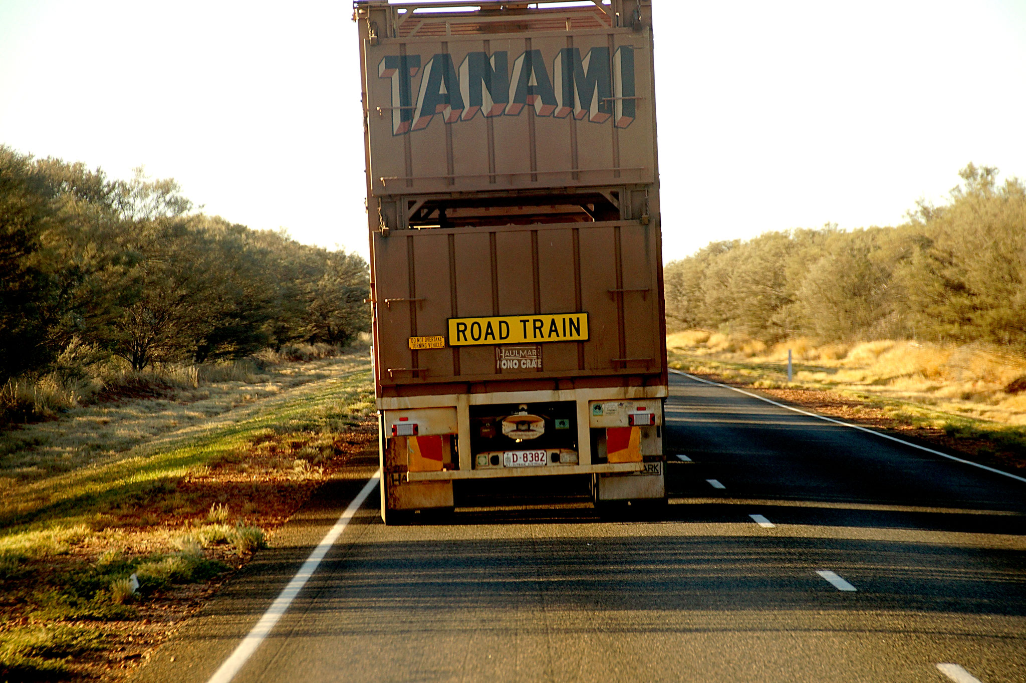 Im Outback begegnet Ihr den riesigen Road Trains.