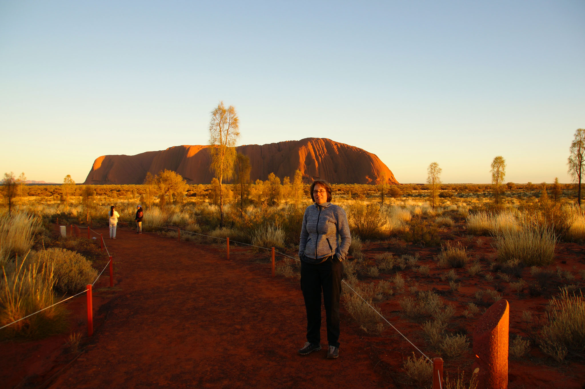 Der Base Walk umrundet den Uluru. Zehn Kilometer, am Morgen sehr angenehm.