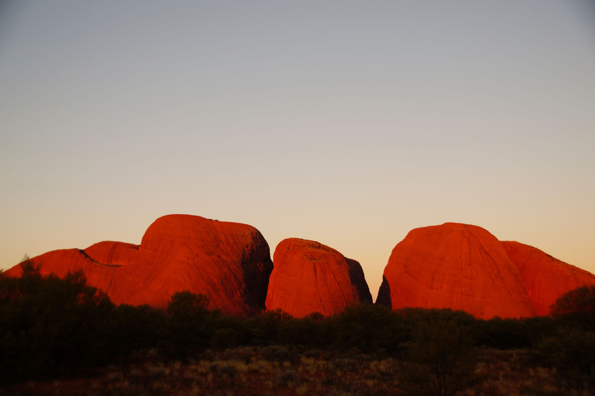 Auch die Kata Tjuta leuchten bei Sonnenuntergang.