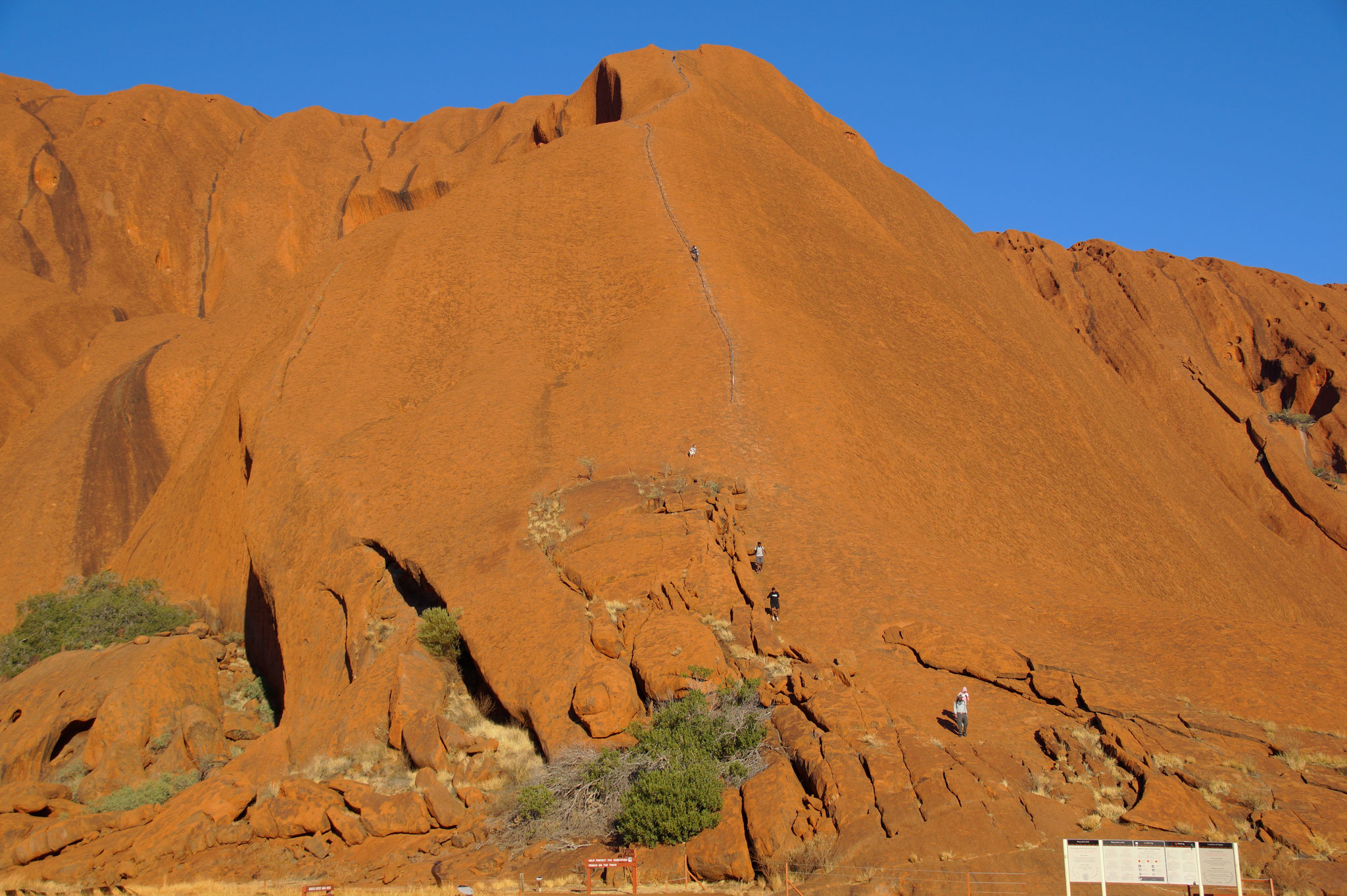 Das Klettern auf den heiligen Felsen wird nach langjährigem Protest der Aborigines verboten. 