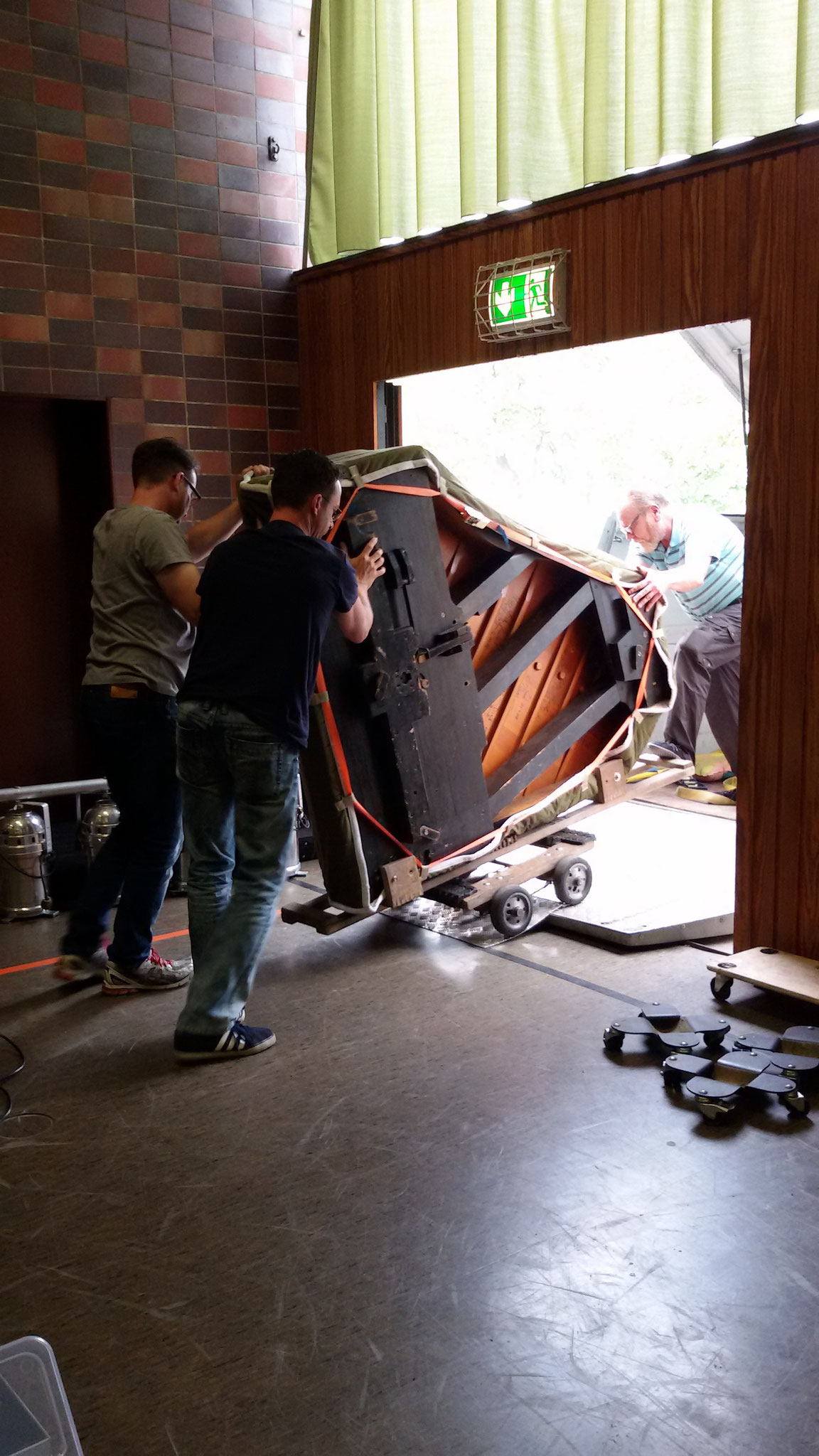 Der 450kg schwere Flügel wird geliefert
