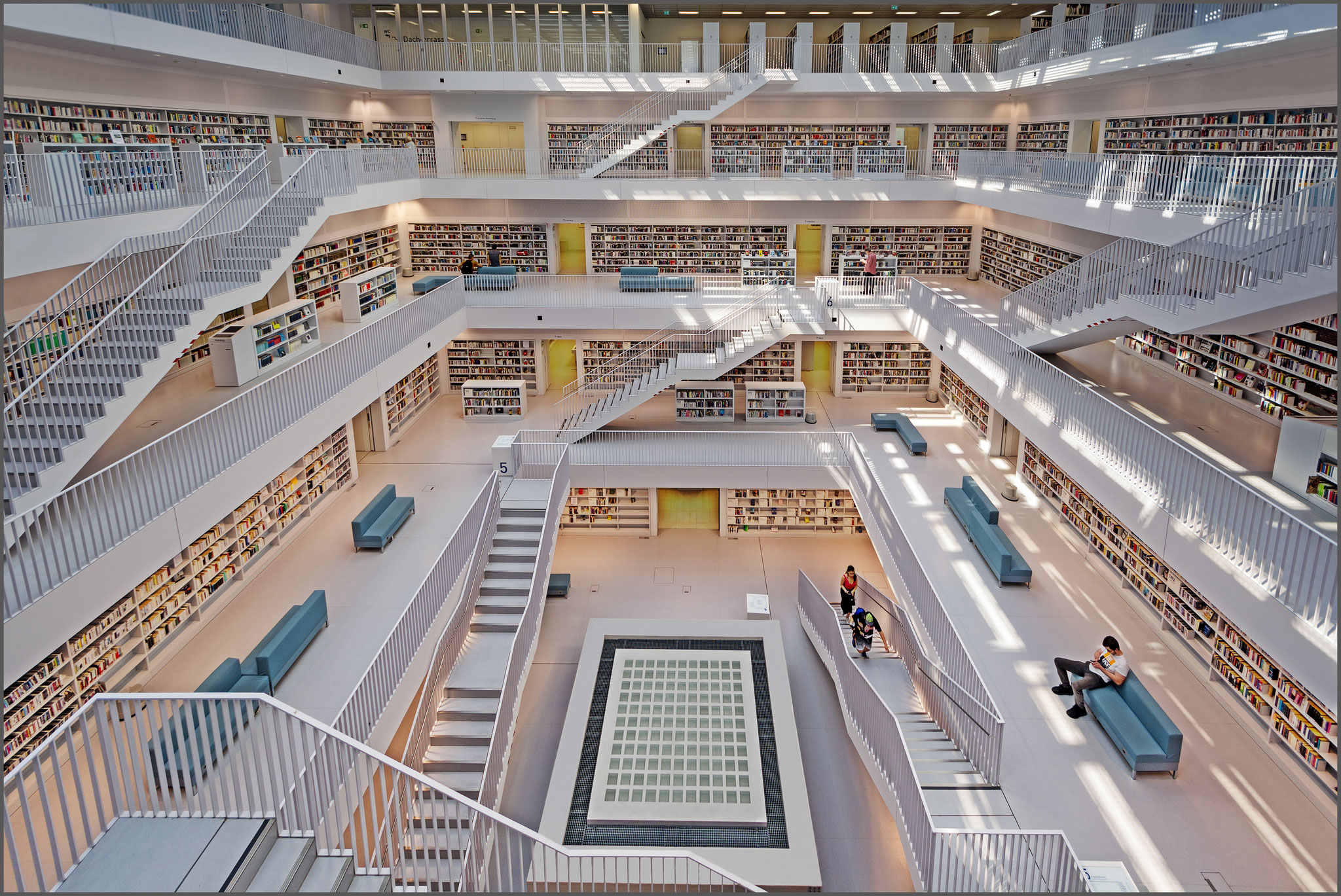 Bibliothek mit Glasbausteine zur Beleuchtung des würfelförmigen Treppenhauses (unten) 