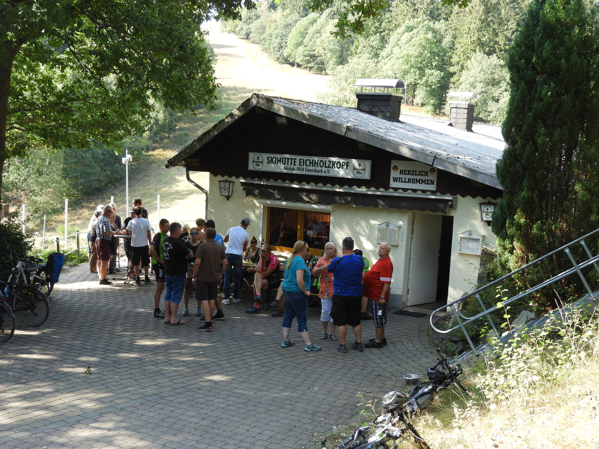 Auf der Skihütte wird gefeiert