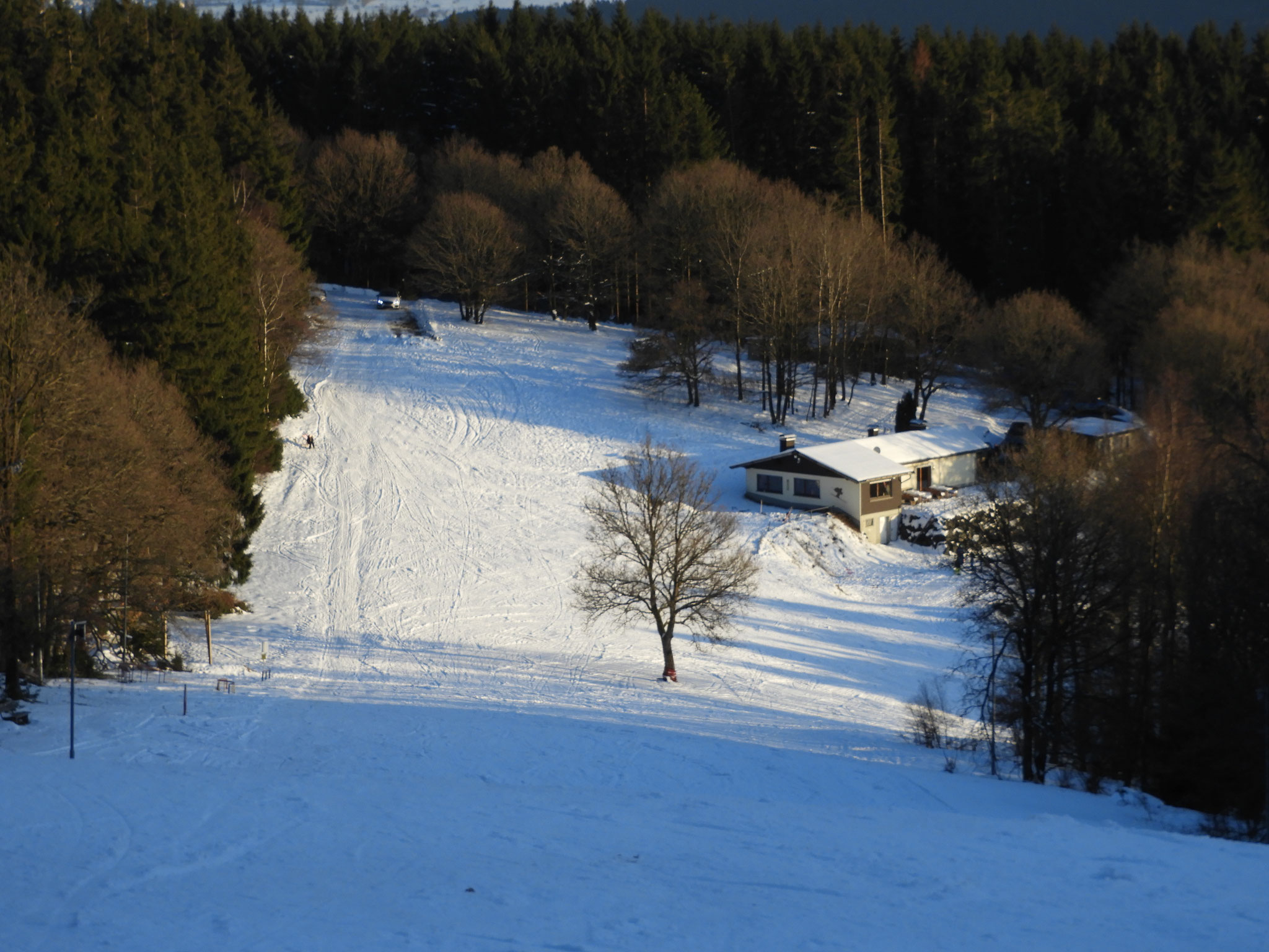 Blick vom Eichholzkopf auf die Skihütte
