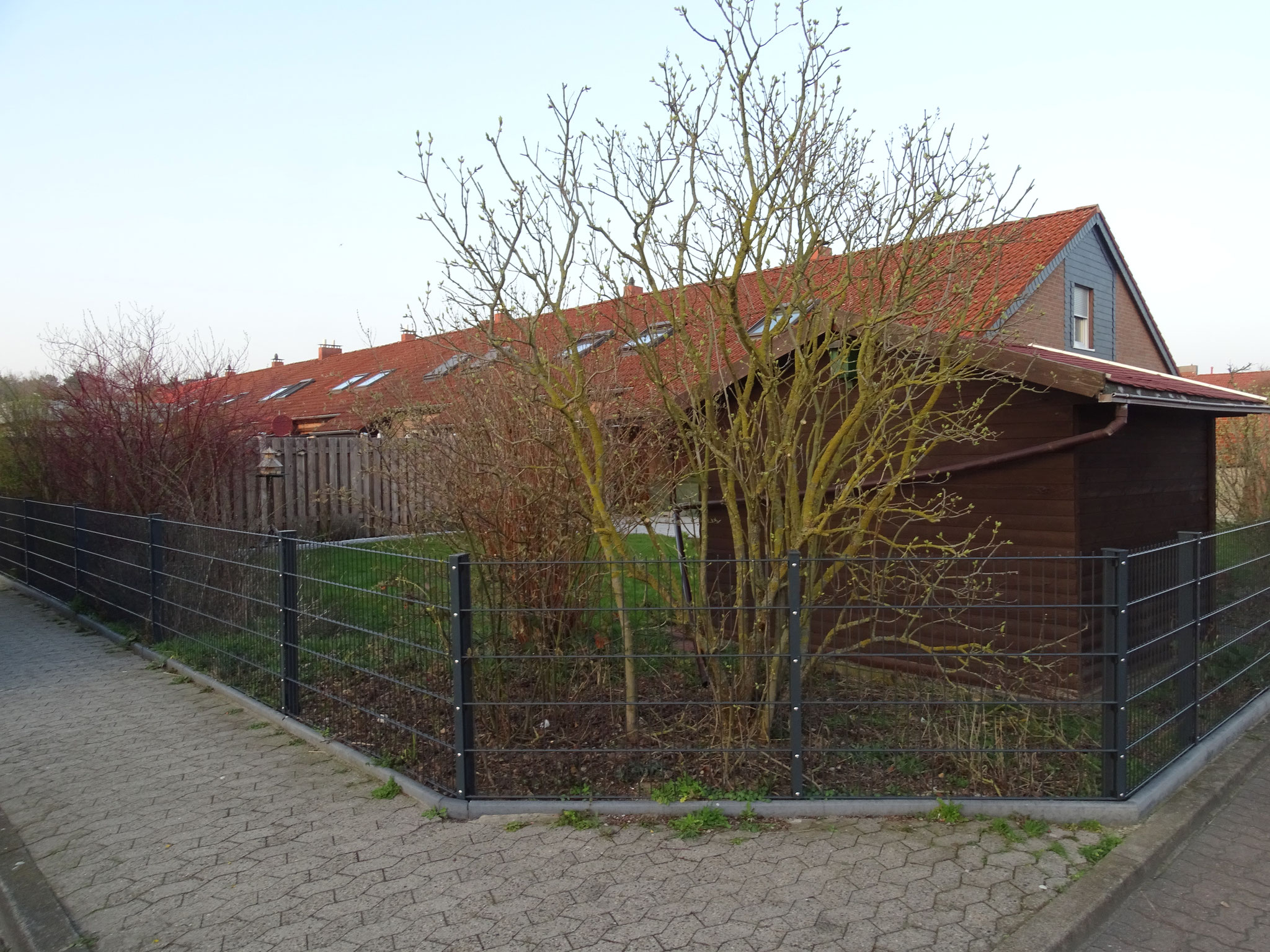 Ansicht von außen mit Zaun