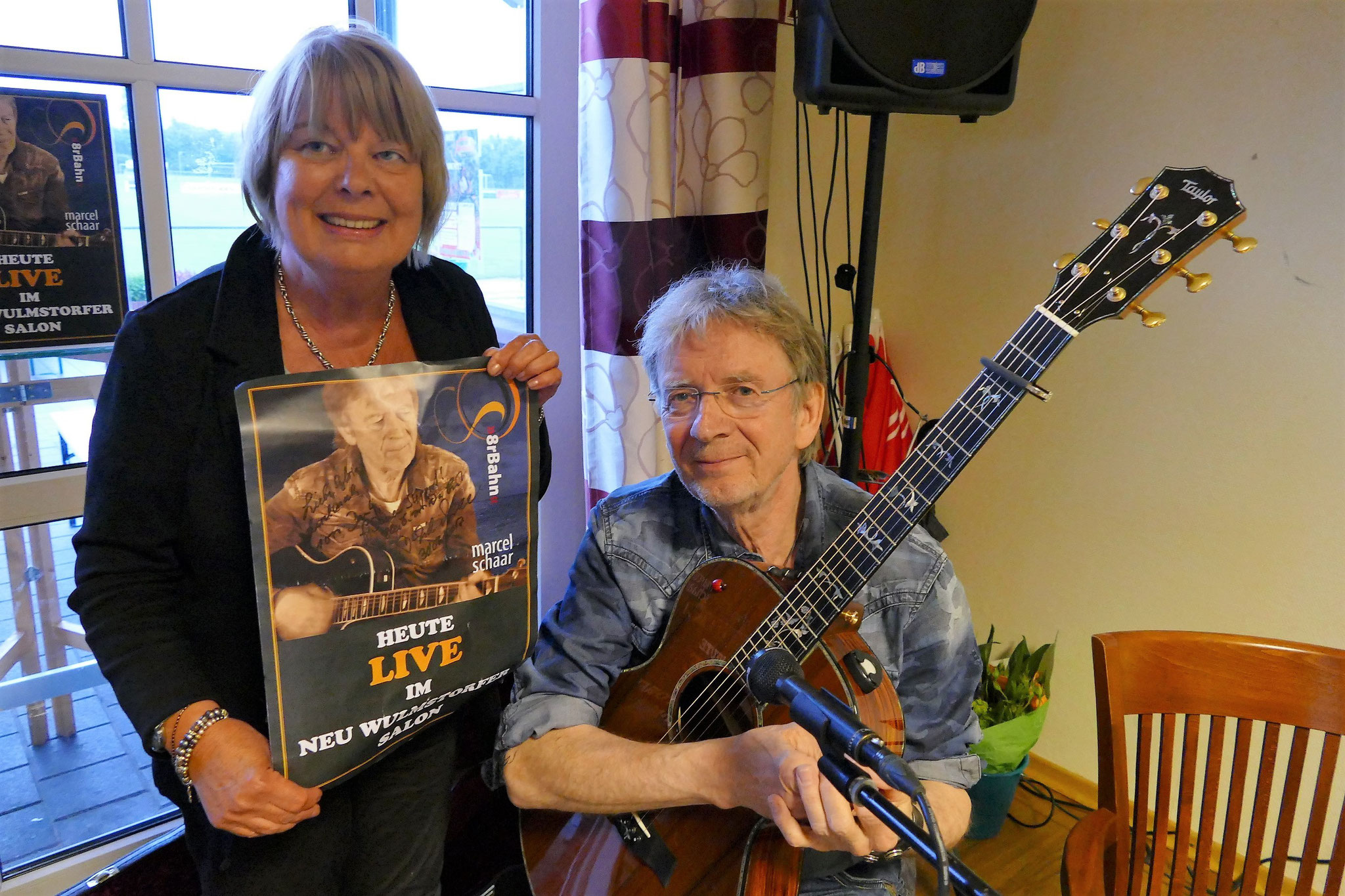 Singer/Songwriter Marcel Schaar überreicht Moderatorin Sylvia Karasch ein handsigniertes Plakat ... 