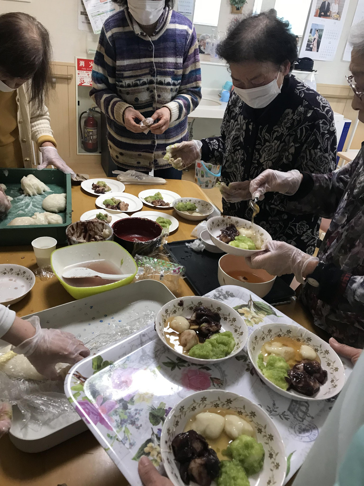 御利用者さんと一緒にお餅膳の準備中(*‘ω‘ *)