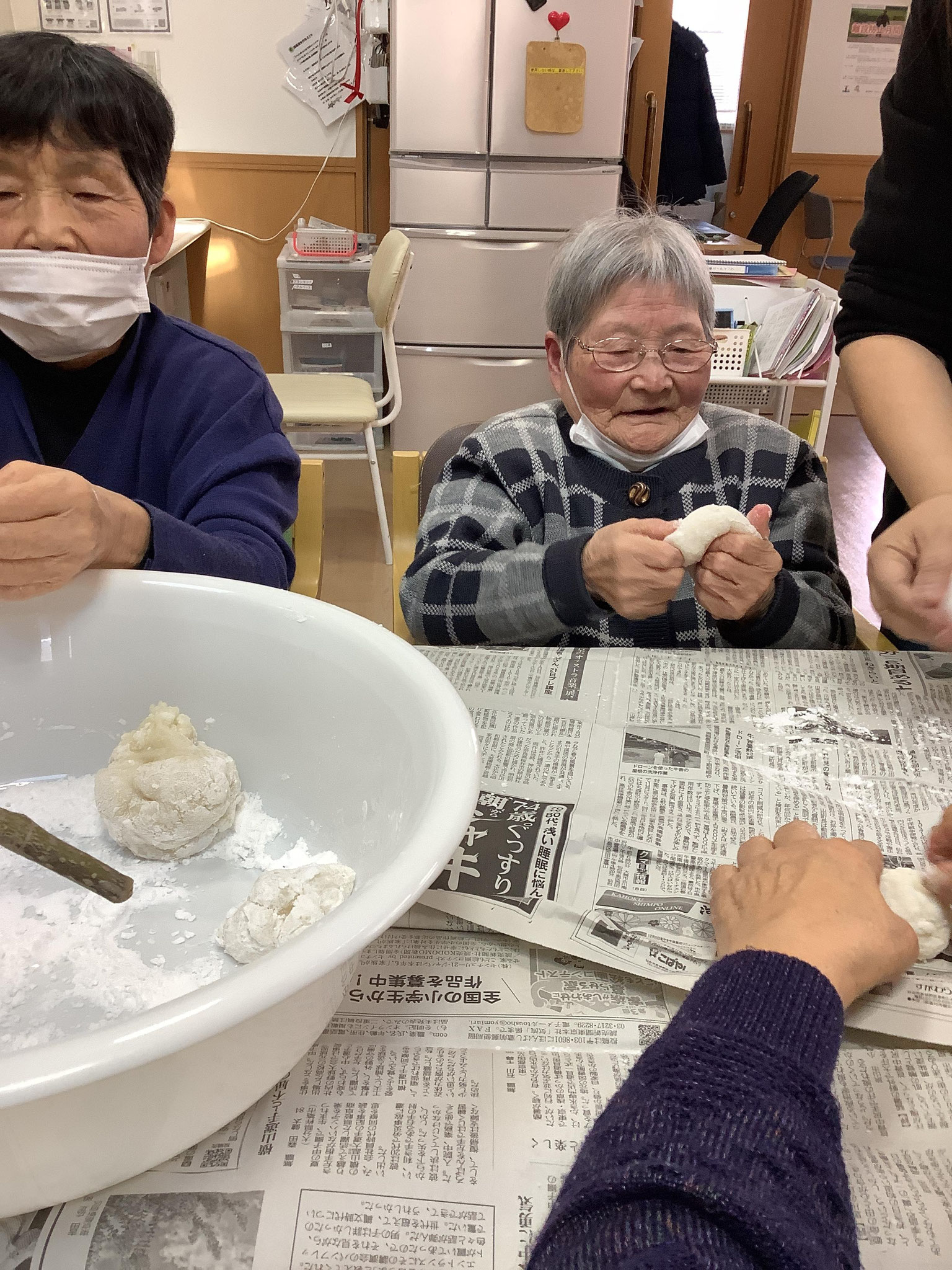 慣れた手つきでみずき作り！