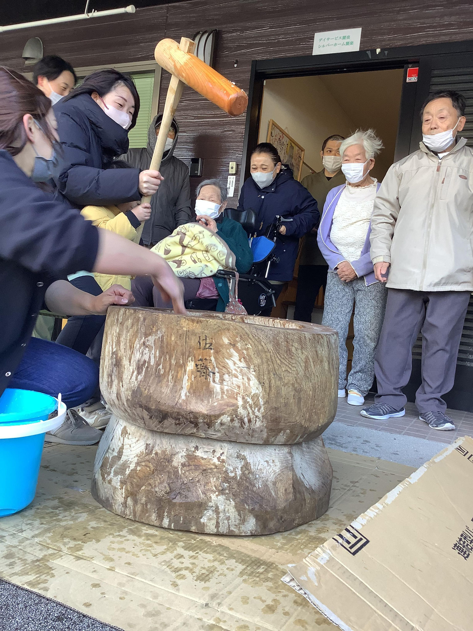 園児の餅つきを利用者さんも真剣に応援!