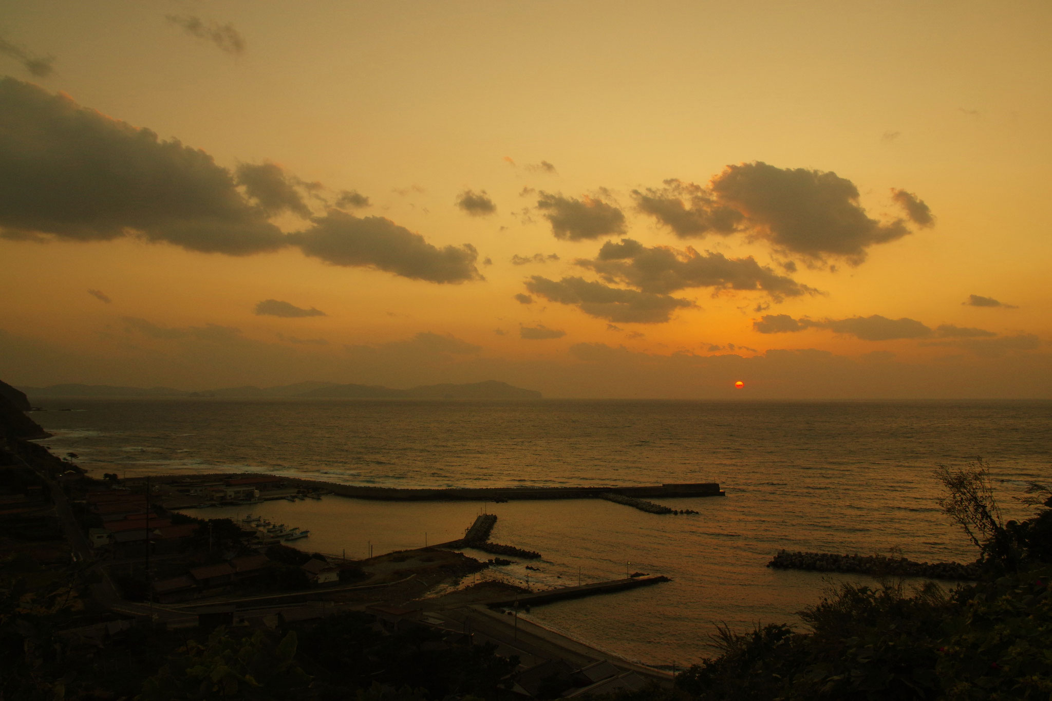 晩秋の夕陽　島に冬がやってきます