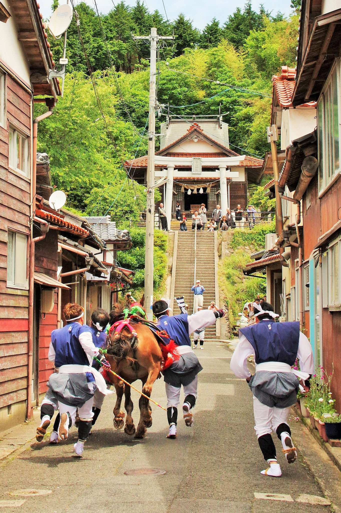 八幡さん前