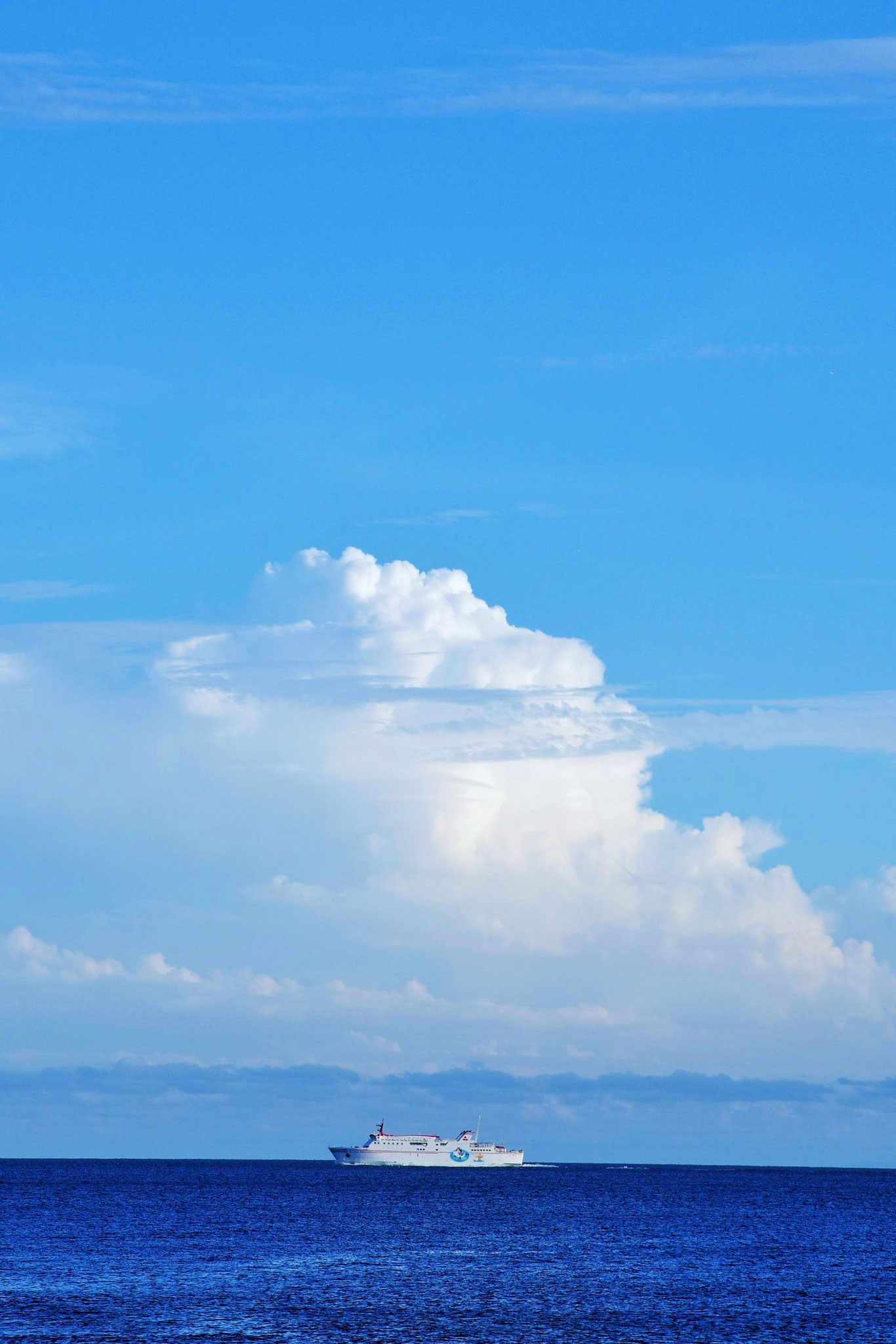 夏の空　今年最後の盛夏ダイヤ最終フェリー