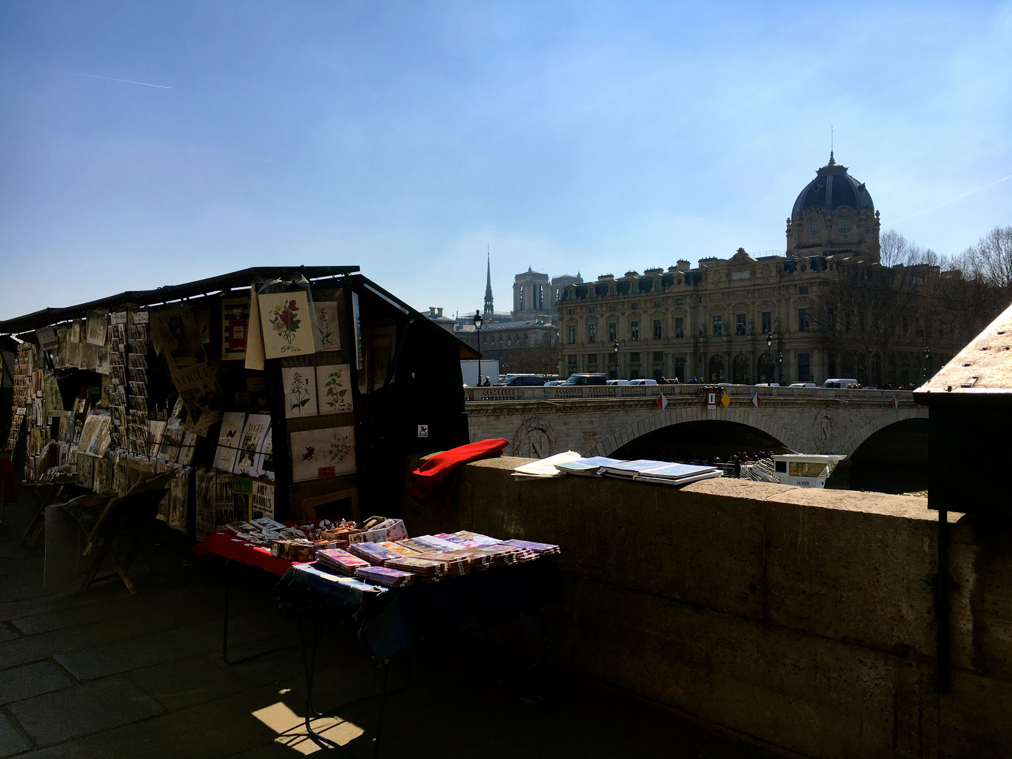 Die Bücherboxen an der Seine, Unesco Weltkulturerbe, gehören seit 350 Jahren zum Pariser Stadtbild