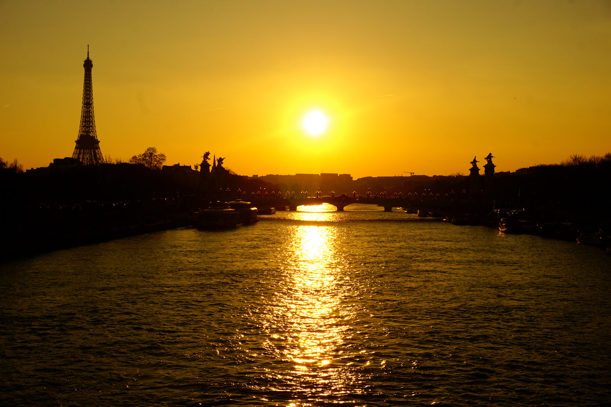 für uns ein letzter Sonnenuntergang über der Seine