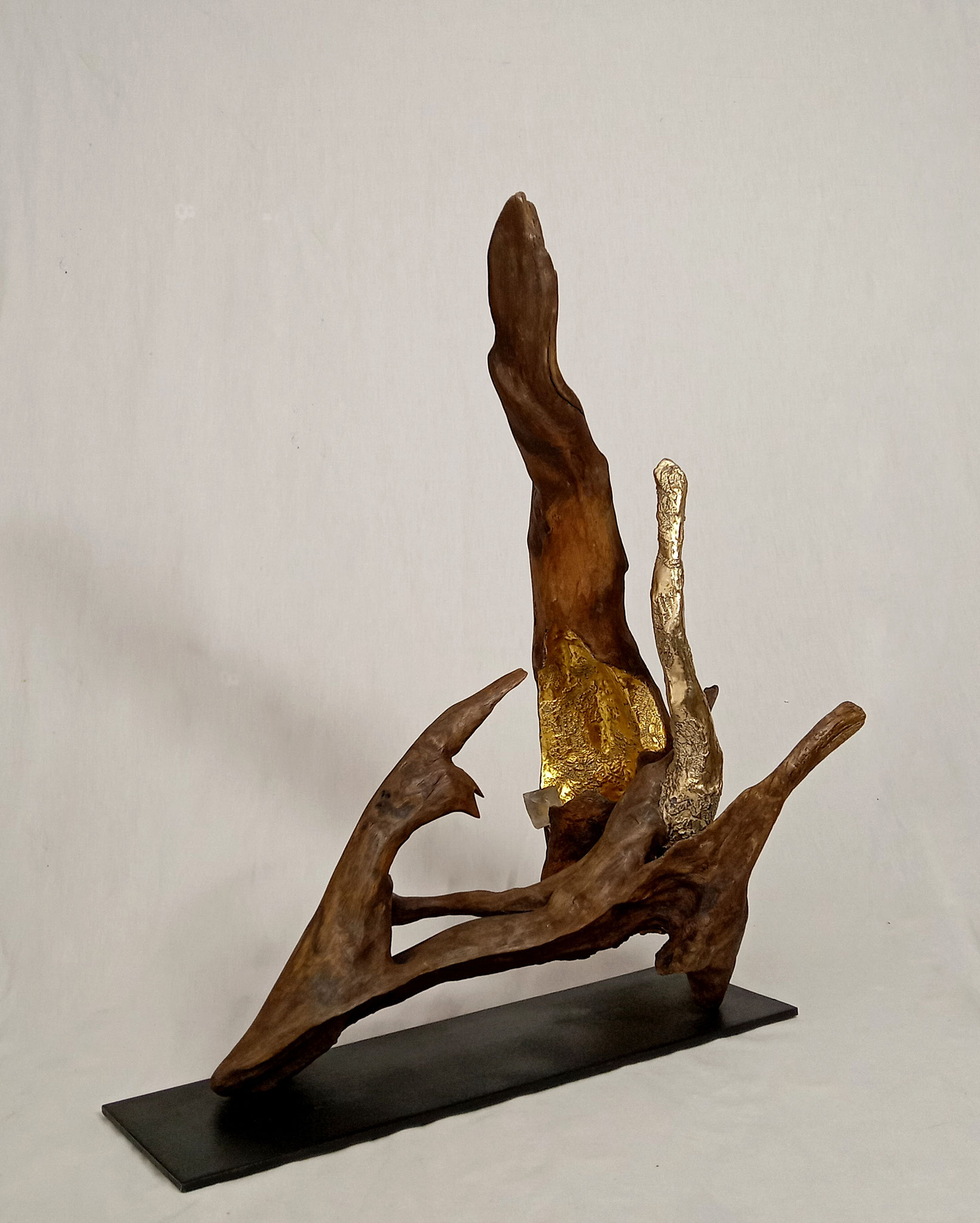TOURMENTS ET UTOPIE Racine de châtaignier d'une seule pièce, feuilles d'or jaune 23 carats et gris 23 carats, cristal de fluorite brut incrusté. Socle métal. Hauteur 43 cm, longueur 62 cm (adoptée))