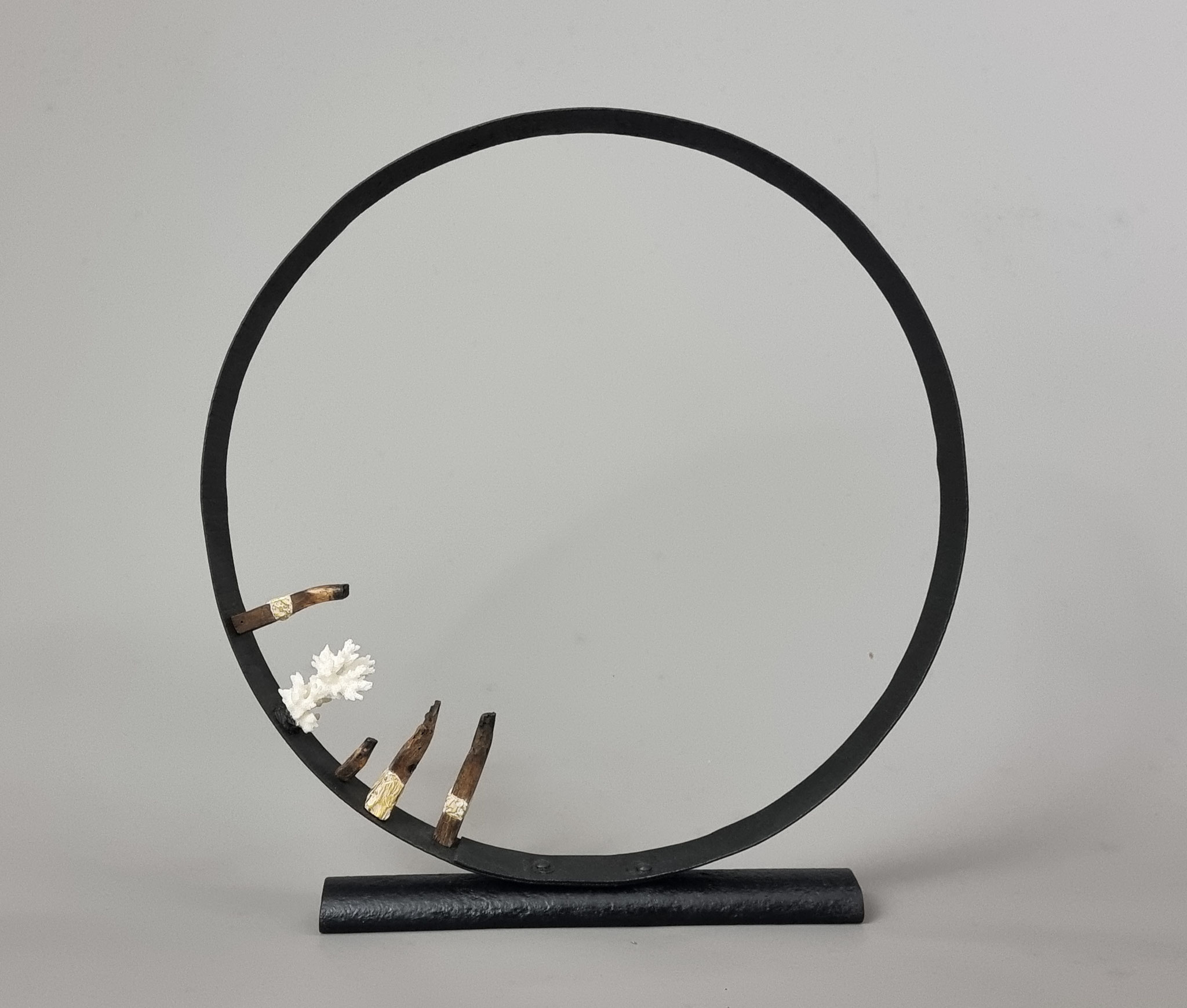 PAGTUKLAS Haut: 41 cm. Cerclage métal, chevilles en chêne, socle métal