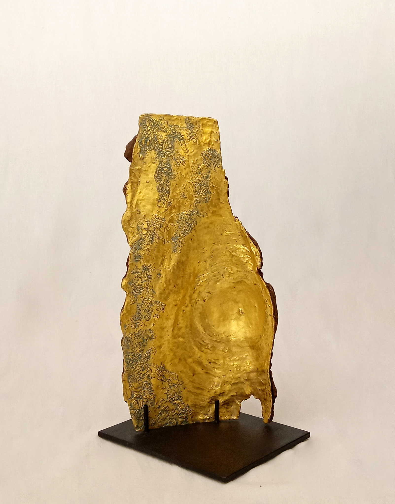 PANGARAP  Écorce de pin, feuilles d'or 23 carats, socle métal. Hauteur 39 cm