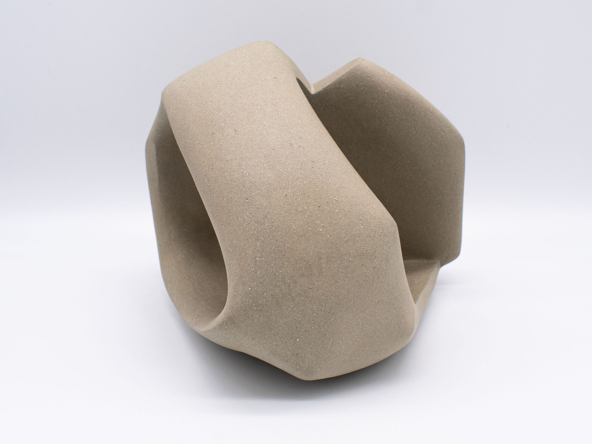 形 “m” 9 2024 / 陶 / W22 D15.5 H19 cm