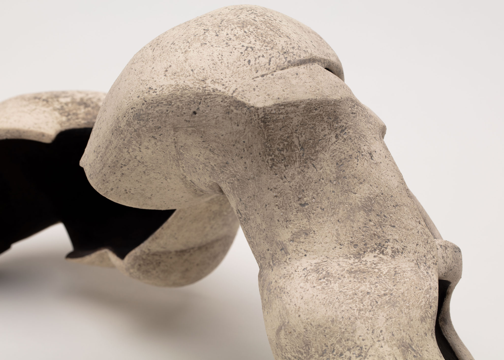 無痛1 / 陶土・釉薬 / 48×15×h26cm / 2021