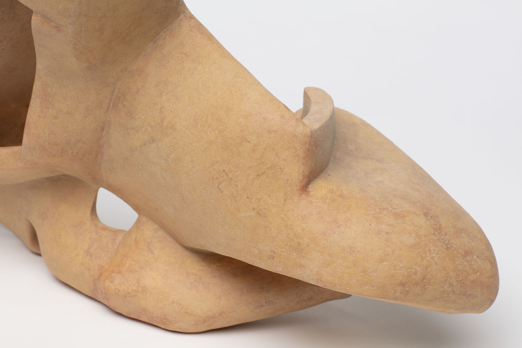 アフタートーク（踵で頭痛を病む）痛 / 陶土・釉薬/ 2022 / 46×31.5×h34.5cm