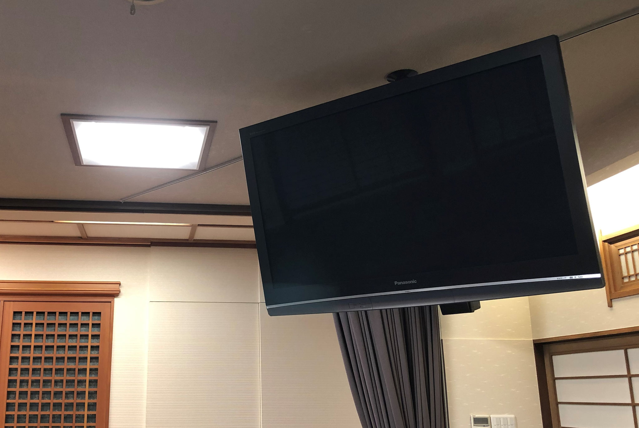広間　モニター