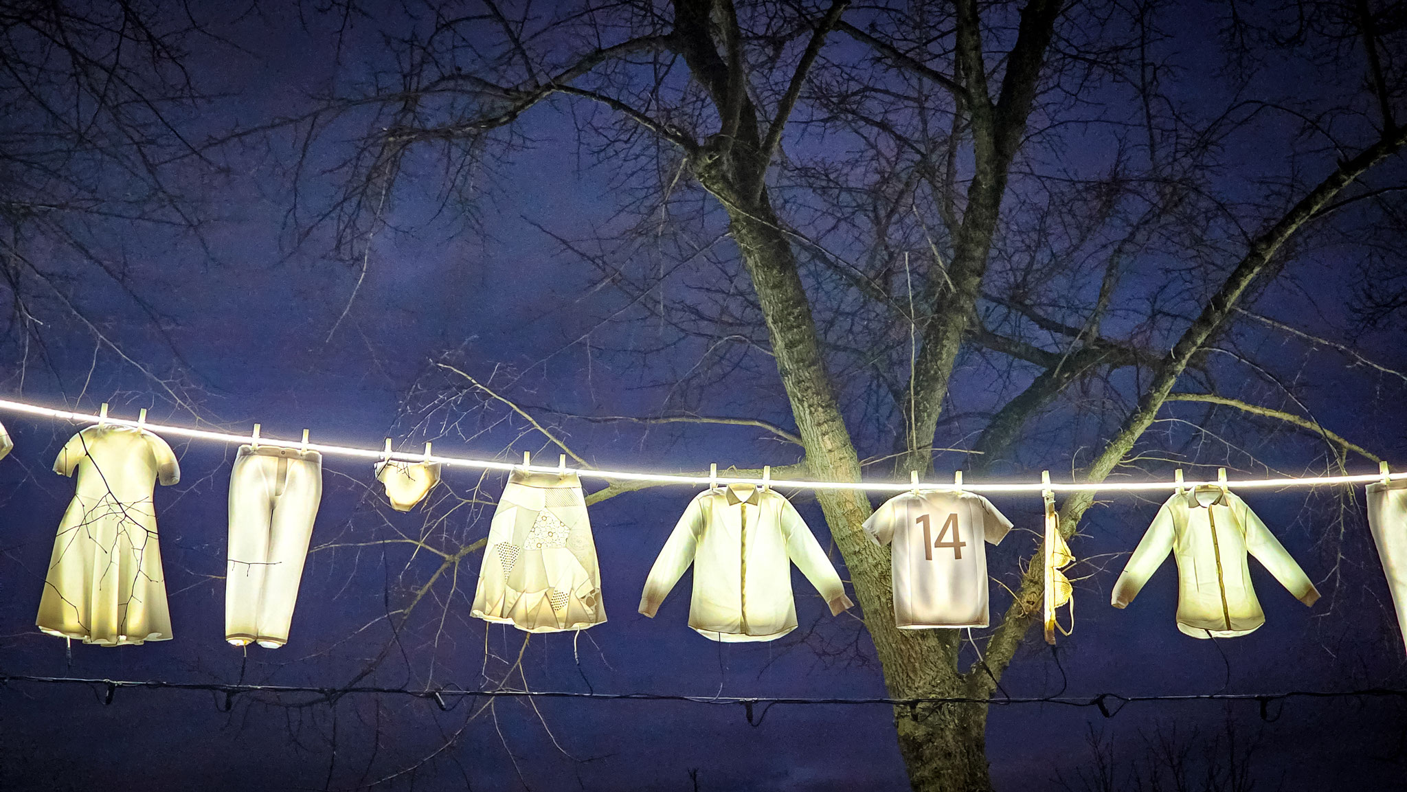 Alles in "Neighborhood" strahlt Licht aus, von den Kleidungsstücken bis hin zu den Wäscheklammern und der Wäscheleine selbst. Sergey Kim ist fasziniert von der Wirkung des Lichts auf Alltagsgegenstände.