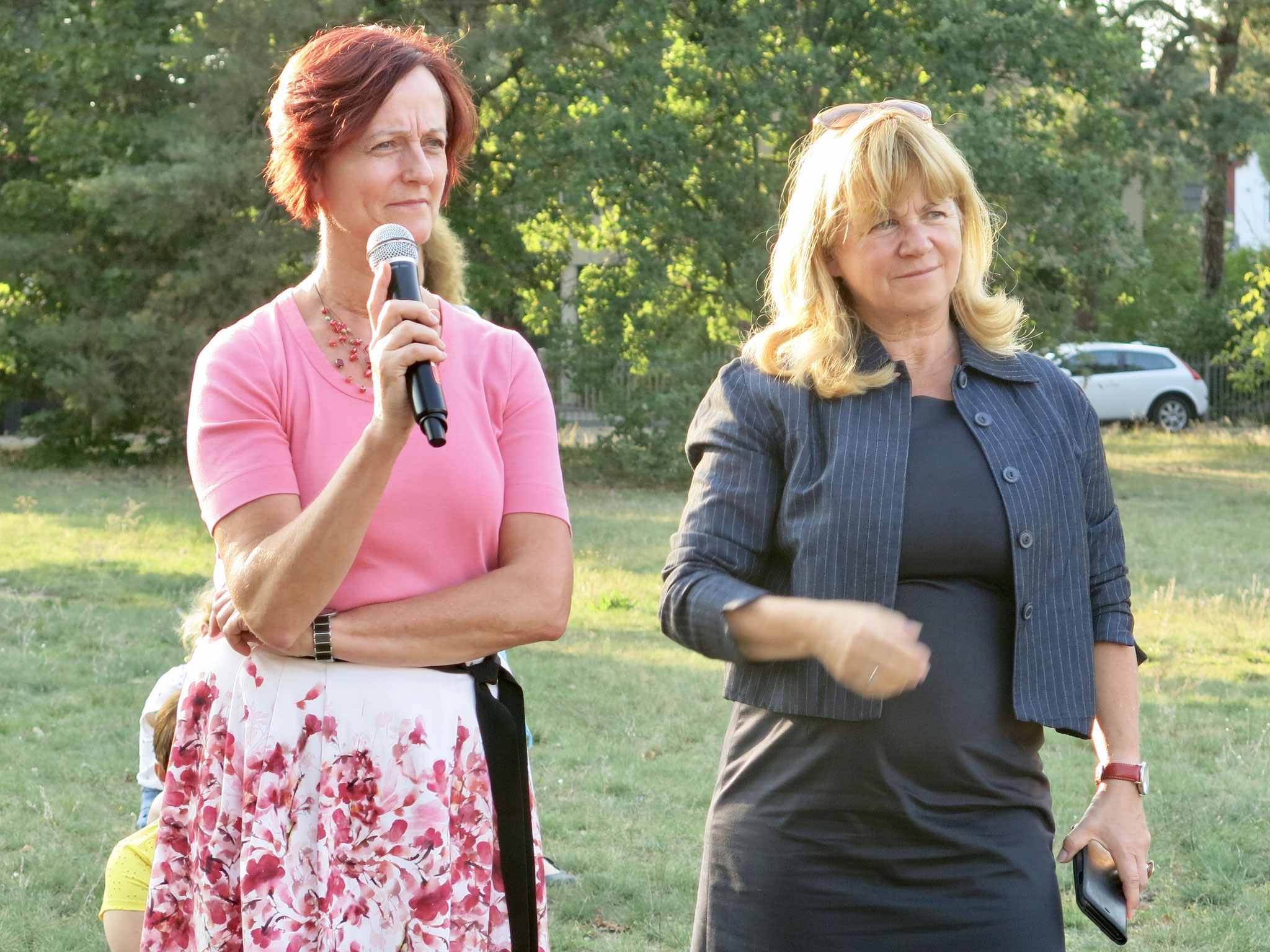 Katrin Bloch, Leiterin der Kiekemal-Grundschule, mit Baustadträtin Juliane Witt (Linke)