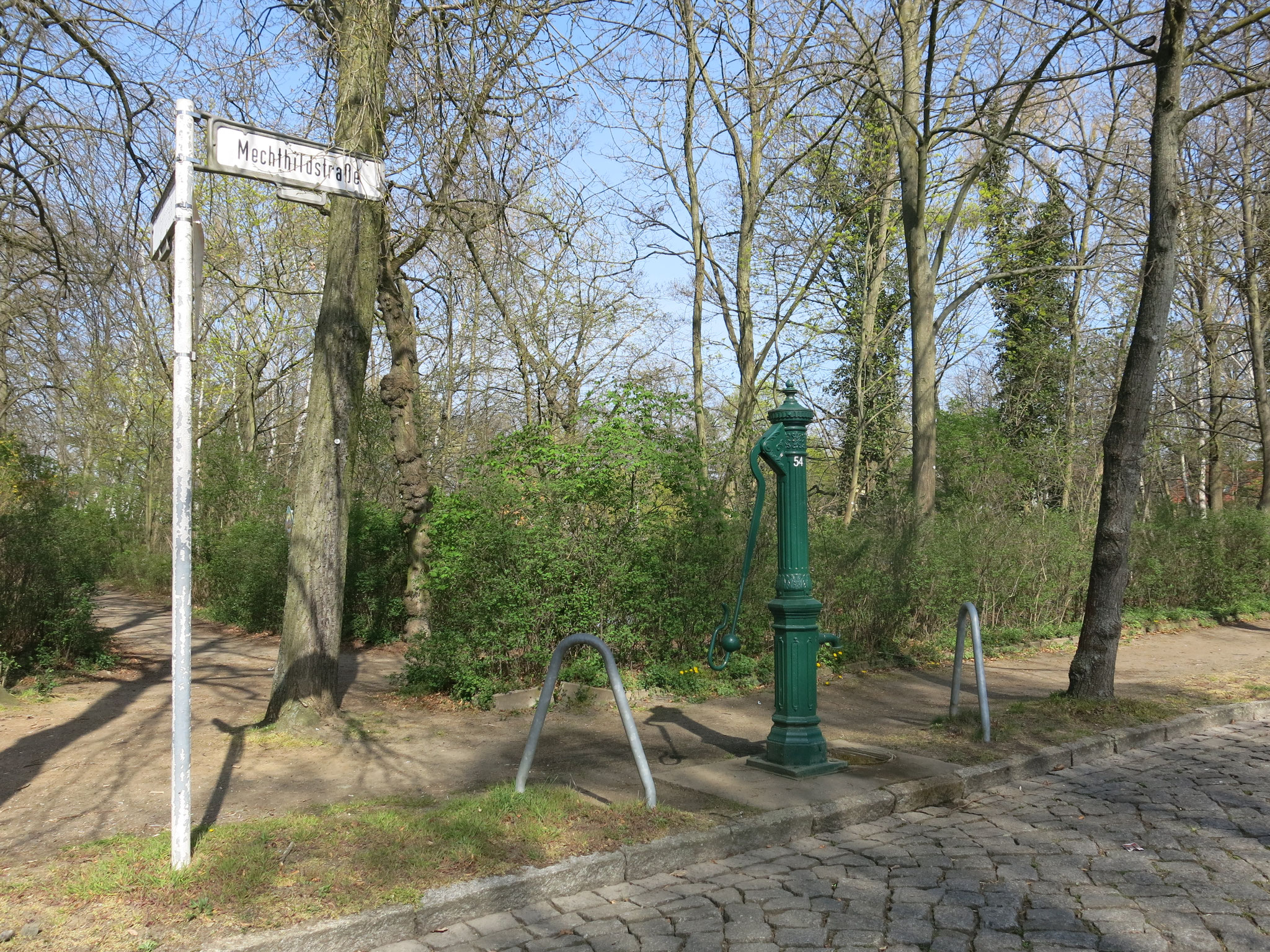 Tipp 8: Körnerteich und -platz: Das rechteckige Biotop in Mahlsdorf wird von der Uhland-, Kohlis-, Mechthild- und Seestraße begrenzt. 