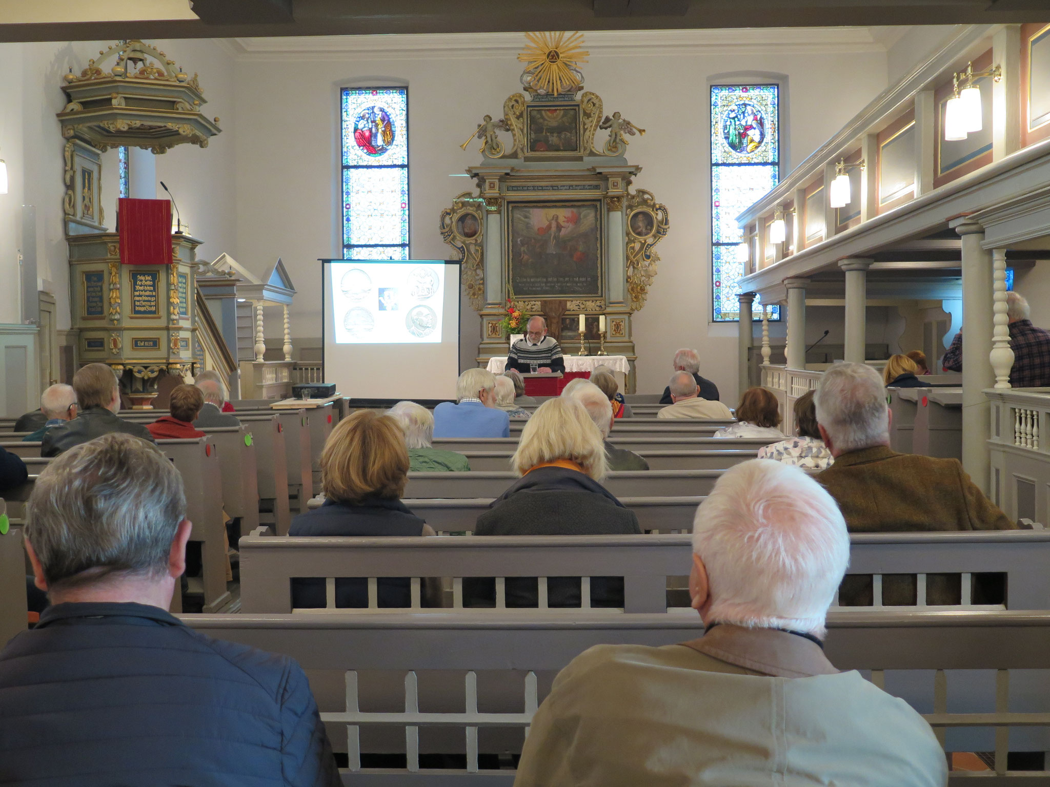 30. Oktober: In der Kaulsdorfer Jesuskirche findet der „Tag der Regional- und Heimatgeschichte“ statt. Das Symposium ist diesmal komplett der Geschichte Kaulsdorfs gewidmet, denn 2022 jährt sich die urkundliche Ersterwähnung des Ortes zum 675. Mal. 