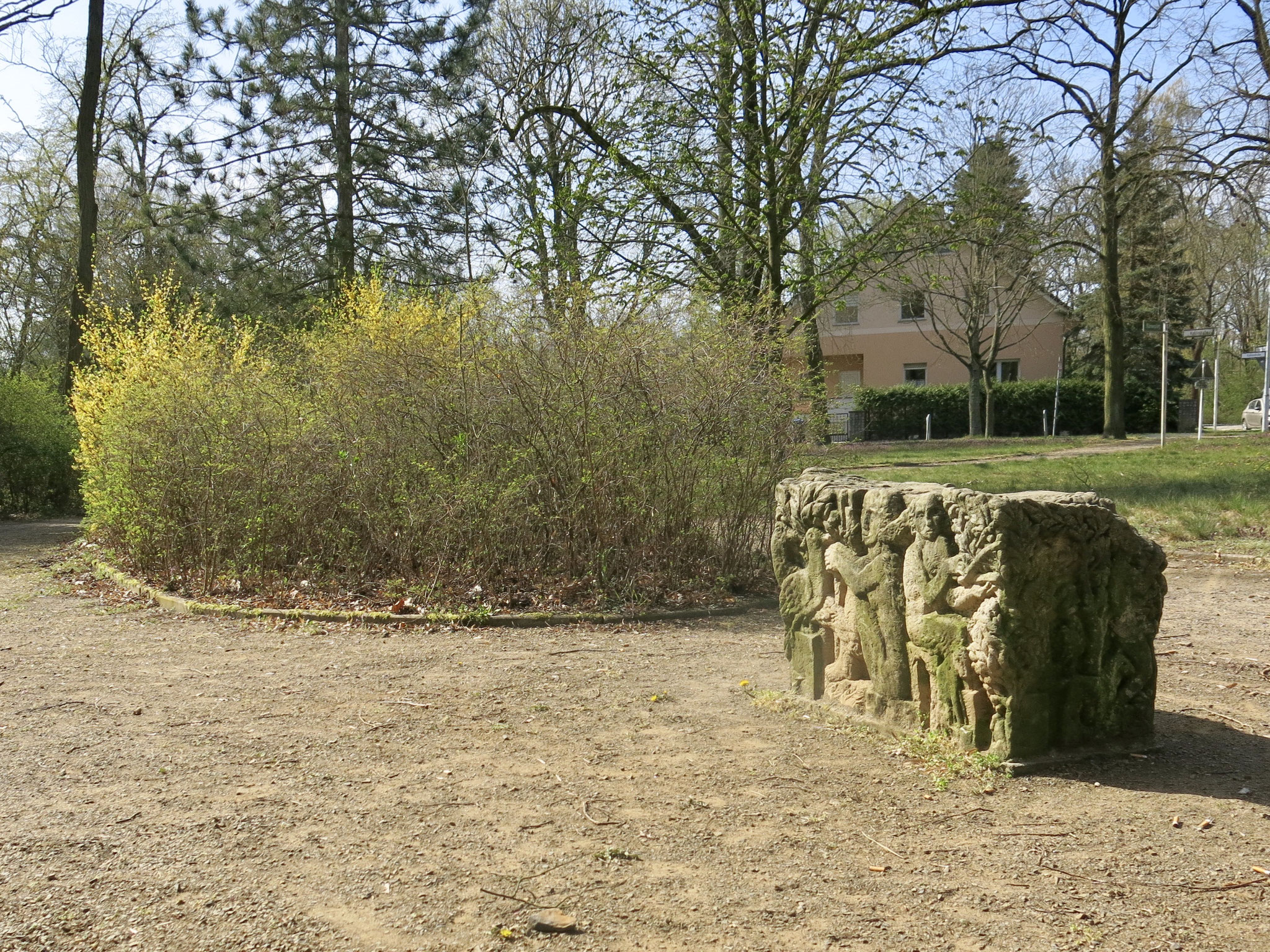 Tipp 8: Körnerteich und -platz: In der kleinen Parkanlage an der Uhlandstraße fallen drei Stelen aus Stein auf. Sie wurden 1987 von dem Bildhauer Karl Blümel geschaffen.