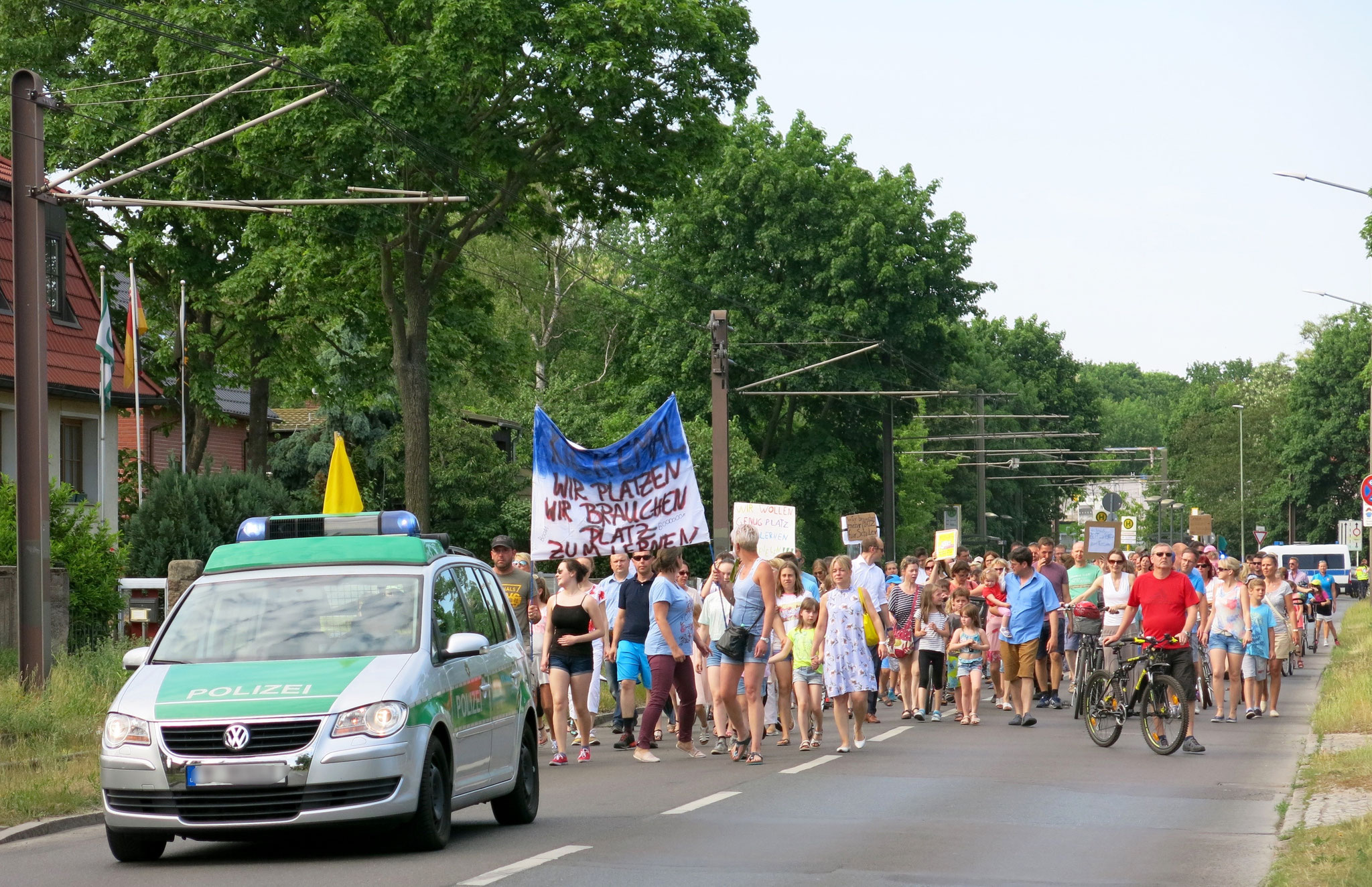 Bereits im Sommer 2017 waren Mahlsdorfer Eltern und Grundschulkinder unter dem Motto "Wir platzen" auf die Straße gegangen.