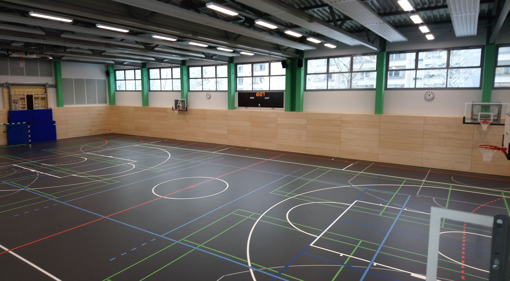 21. Dezember: Nach knapp zweieinhalb Jahren Bauzeit kann die neue Sporthalle der Grundschule an der Wuhle im Teterower Ring endlich in Betrieb gehen. Knapp fünf Millionen Euro hat der Neubau gekostet. 