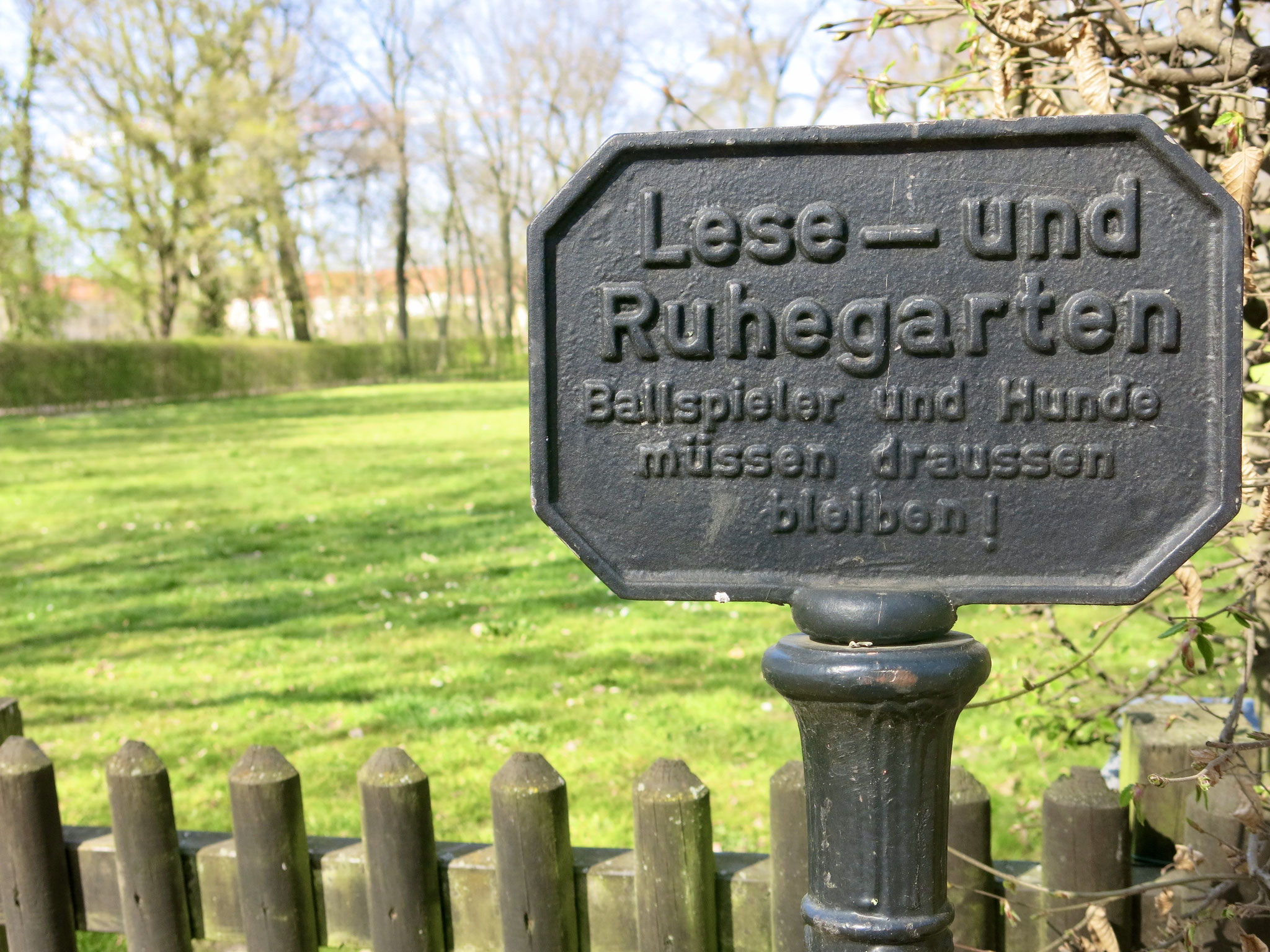 Tipp 4: Schlosspark Biesdorf: Ein früherer Tennisplatz wird heute als Lesegarten und Liegewiese genutzt.