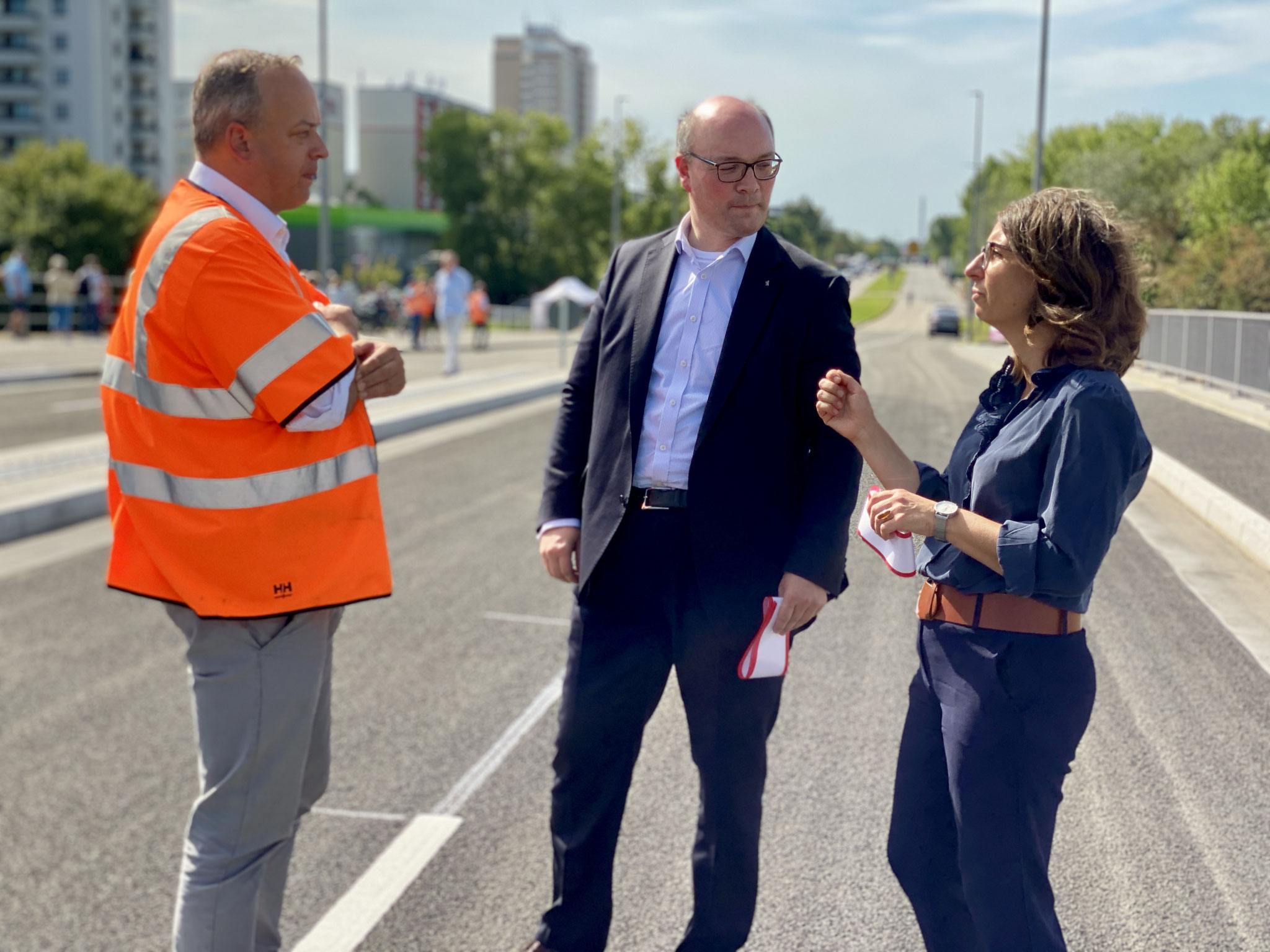 Berlins Brückenbauchef Arne Huhn (l.) im Gespräch mit Verkehrsstaatssekretär Arne Herz und Bezirksbürgermeisterin Nadja Zivkovic.